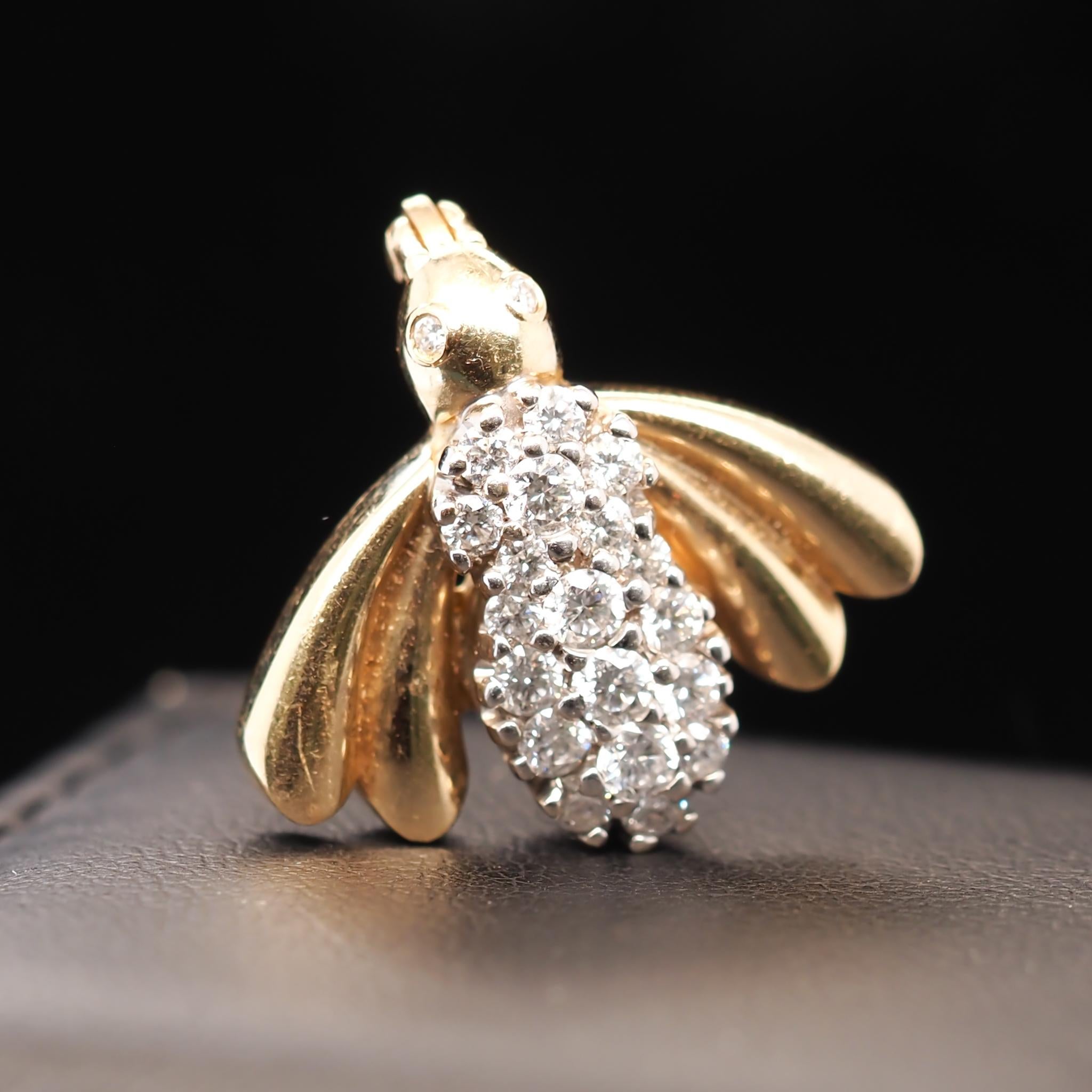 Contemporary 14 Karat Yellow Gold and Diamond Fly Brooch Pin For Sale