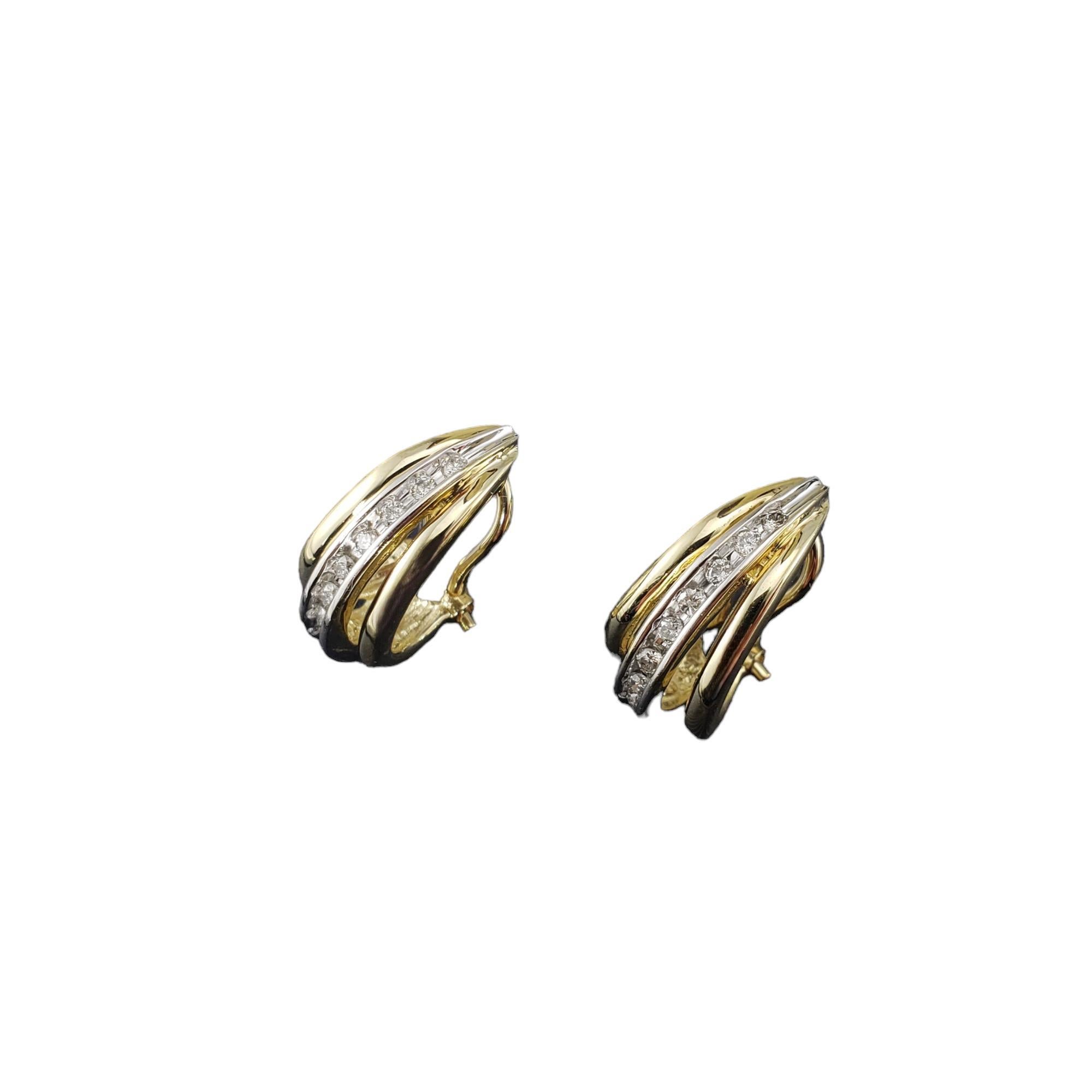 Boucles d'oreilles en or jaune 14 carats et diamants

Ces élégantes boucles d'oreilles présentent chacune huit diamants ronds de taille brillante sertis dans de l'or jaune 14K classique.  Fermetures arrière en oméga.

Poids total approximatif des