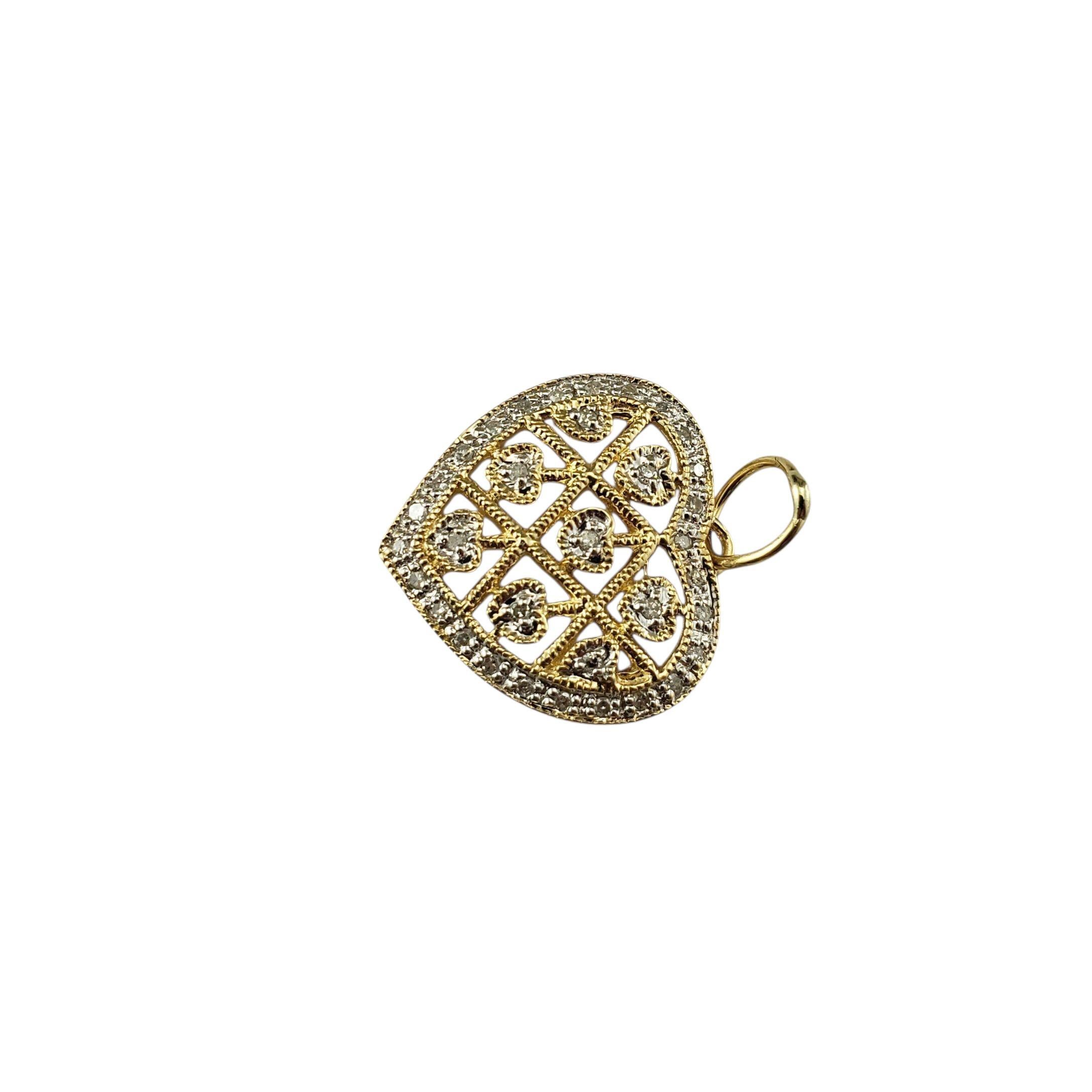 Ciondolo a forma di cuore in oro giallo 14 carati e diamanti...

Questo splendido ciondolo a cuore presenta un design a reticolo aperto con 34 scintillanti diamanti a taglio singolo, che aggiungono brillantezza e fascino a questo pezzo romantico. Un