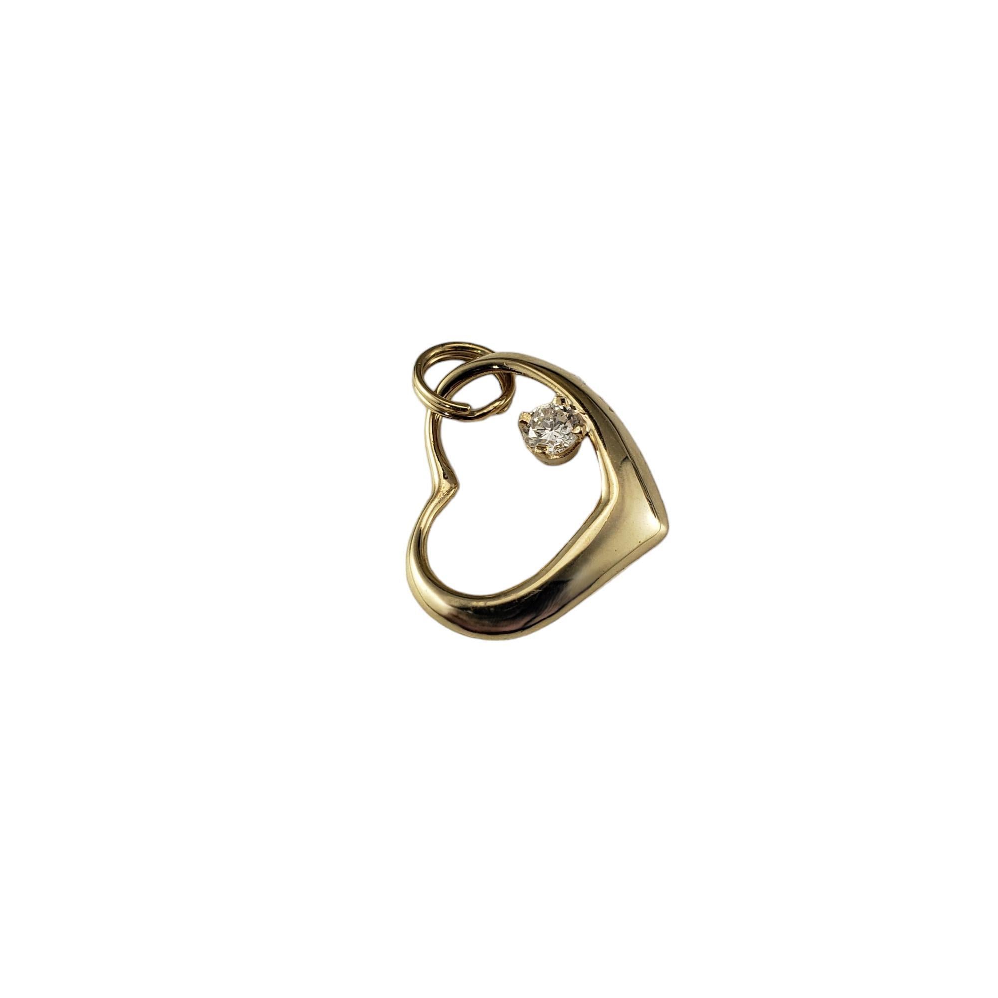 Ciondolo a cuore aperto in oro giallo 14 carati e diamanti.

Questo elegante pendente a cuore aperto presenta un diamante rotondo taglio brillante incastonato nel classico oro giallo 14K.

Peso totale approssimativo del diamante: .12 ct.

Colore del