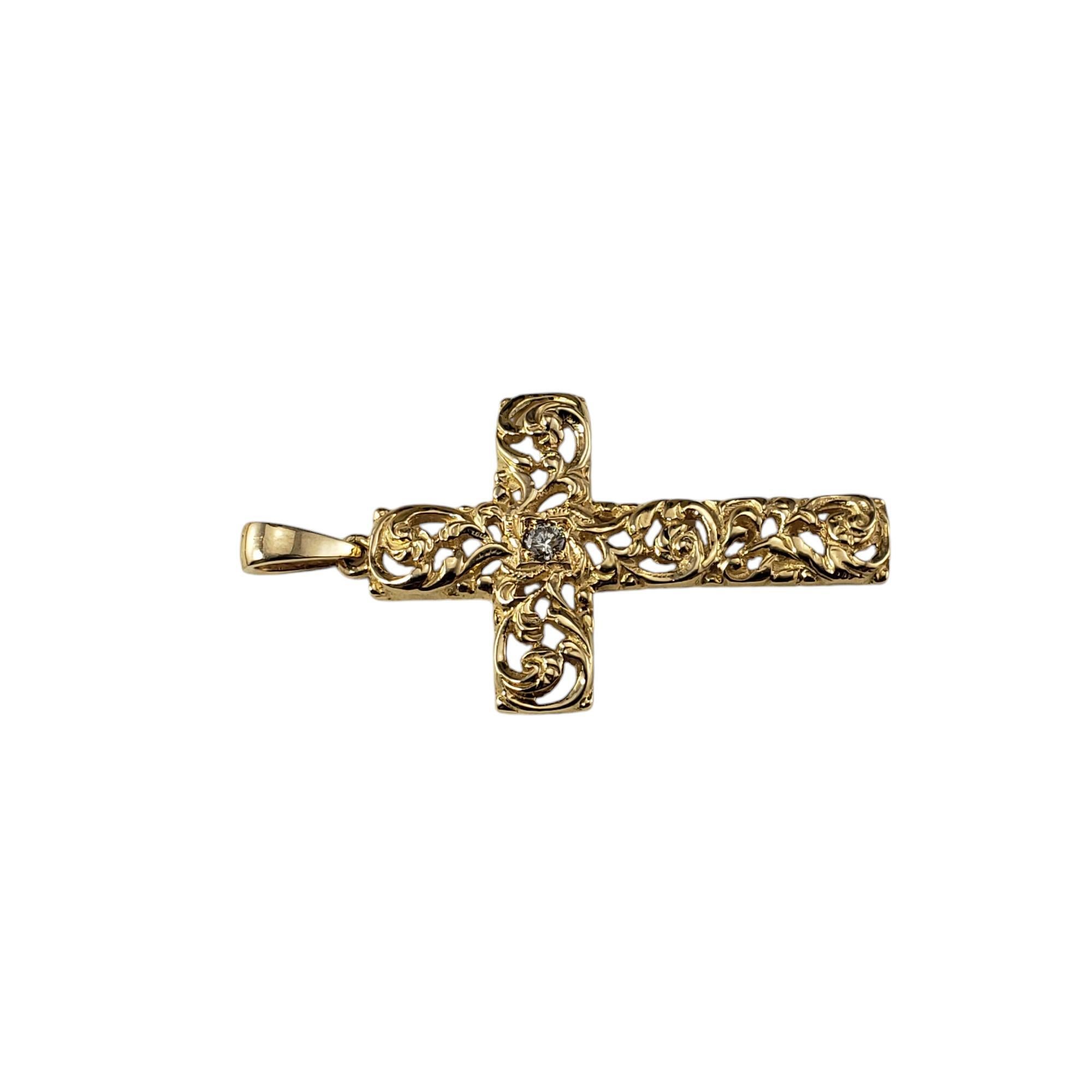 Contemporain Pendentif croix à volutes ouverte en or jaune 14 carats et diamants n°18796 en vente