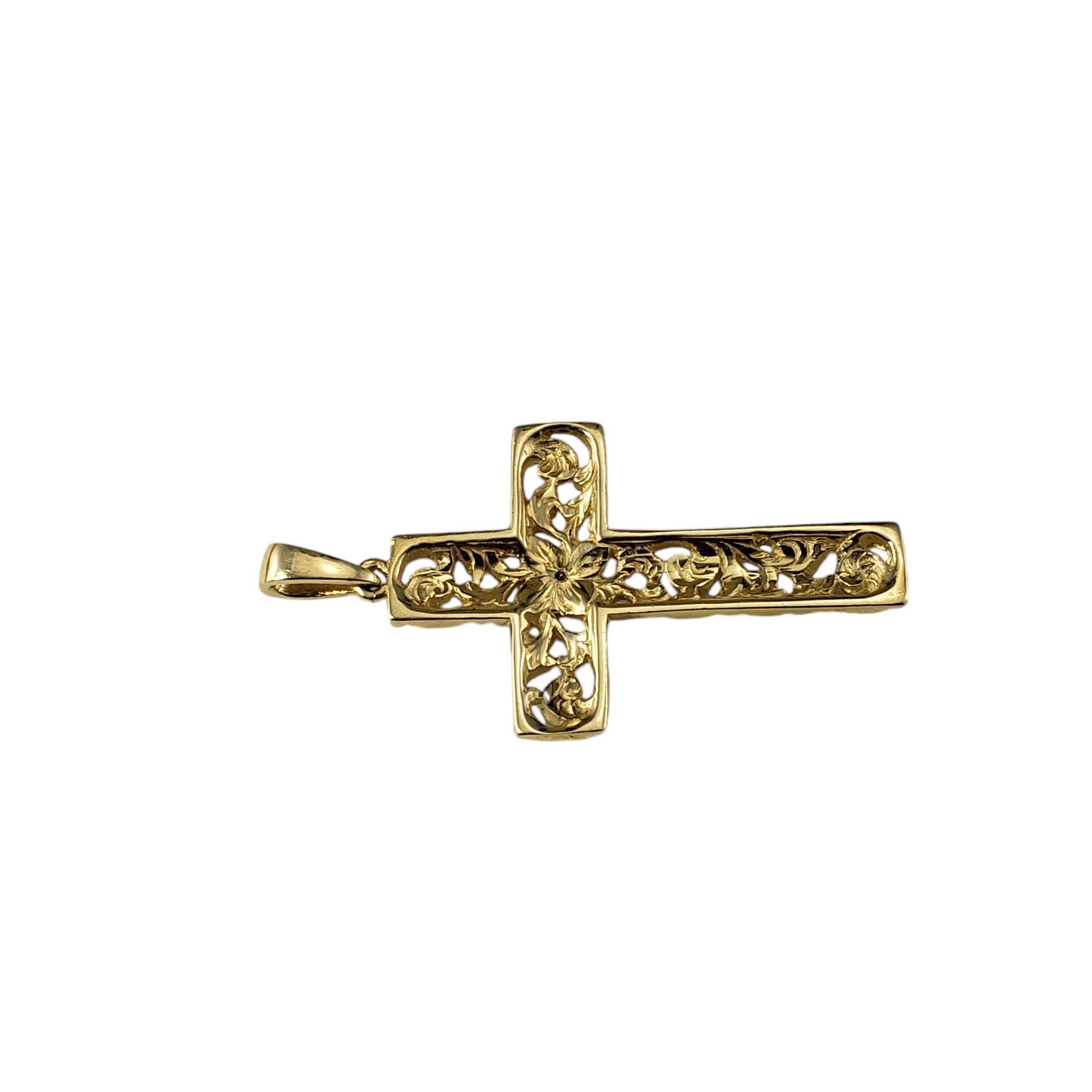 Taille brillant Pendentif croix à volutes ouverte en or jaune 14 carats et diamants n°18796 en vente