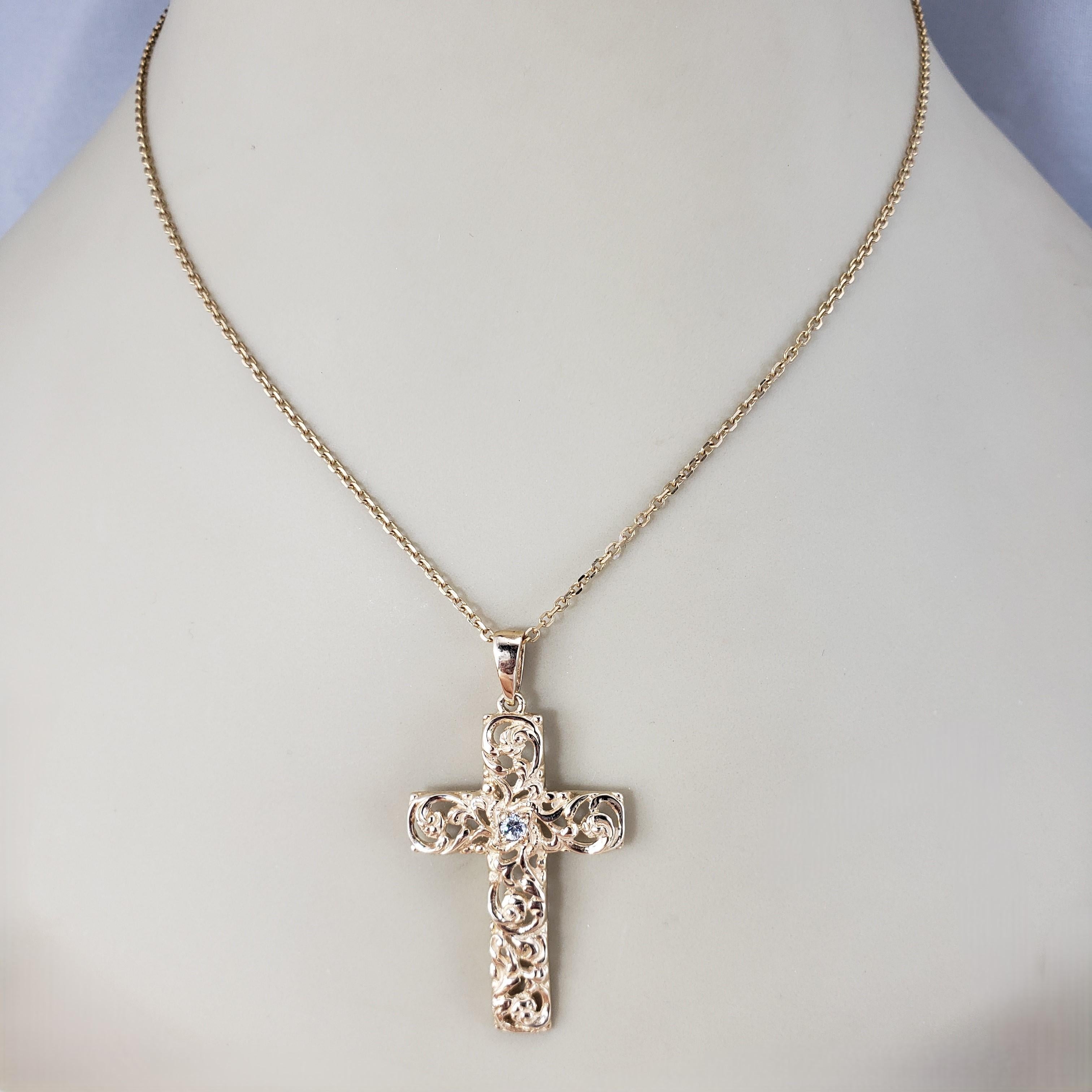 Pendentif croix à volutes ouverte en or jaune 14 carats et diamants n°18796 Pour femmes en vente