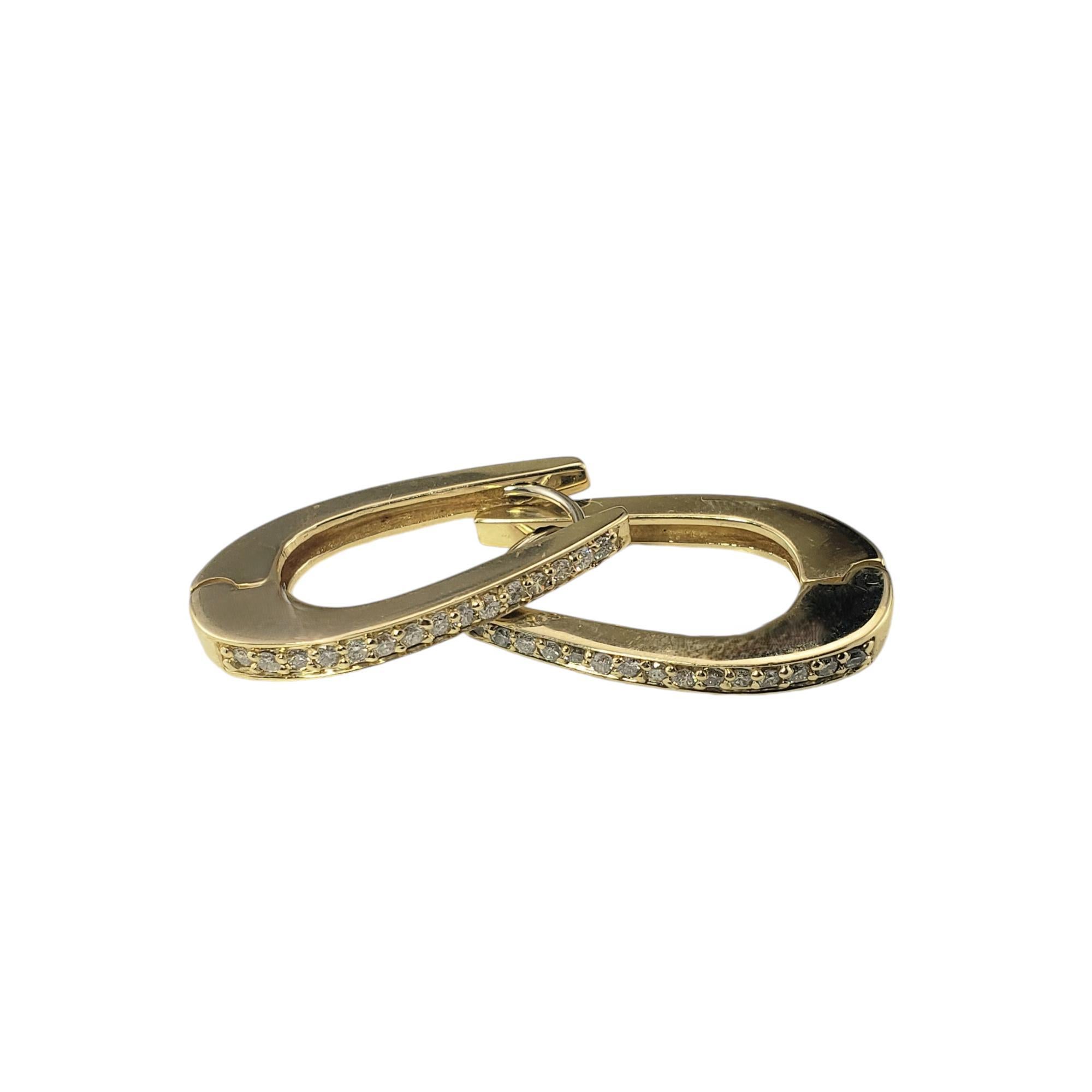 Orecchini a cerchio ovali in oro giallo 14 carati e diamanti...

Questi scintillanti orecchini a cerchio ovale con cerniera presentano ciascuno 15 diamanti rotondi taglio brillante incastonati in oro giallo 10K.

Peso totale approssimativo dei