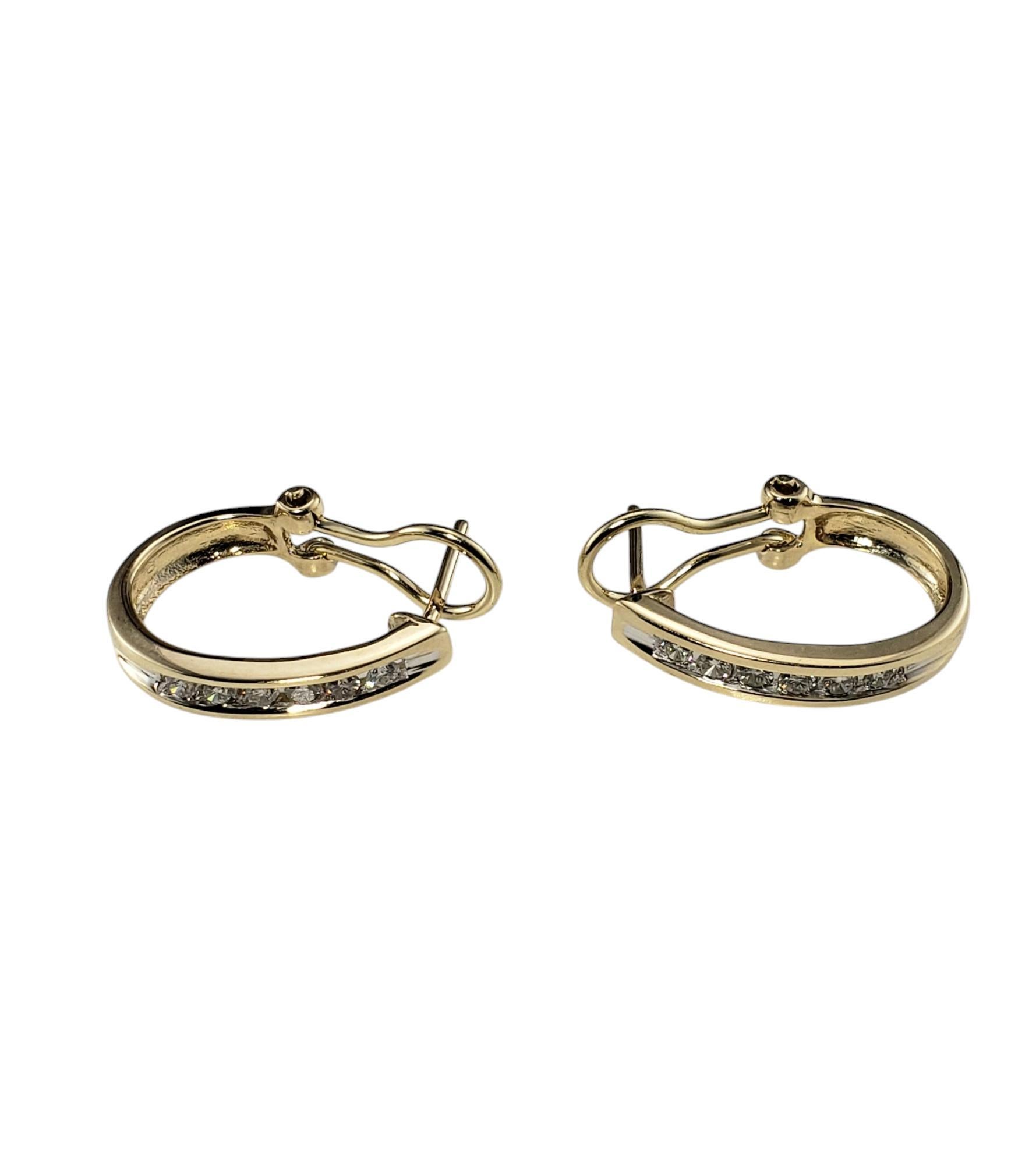 Boucles d'oreilles ovales en or jaune 14K et diamants-

Ces boucles d'oreilles étincelantes présentent chacune six diamants ronds de taille brillante sertis en canal dans de l'or jaune 14K poli. Fermetures arrière en oméga.

Poids total approximatif