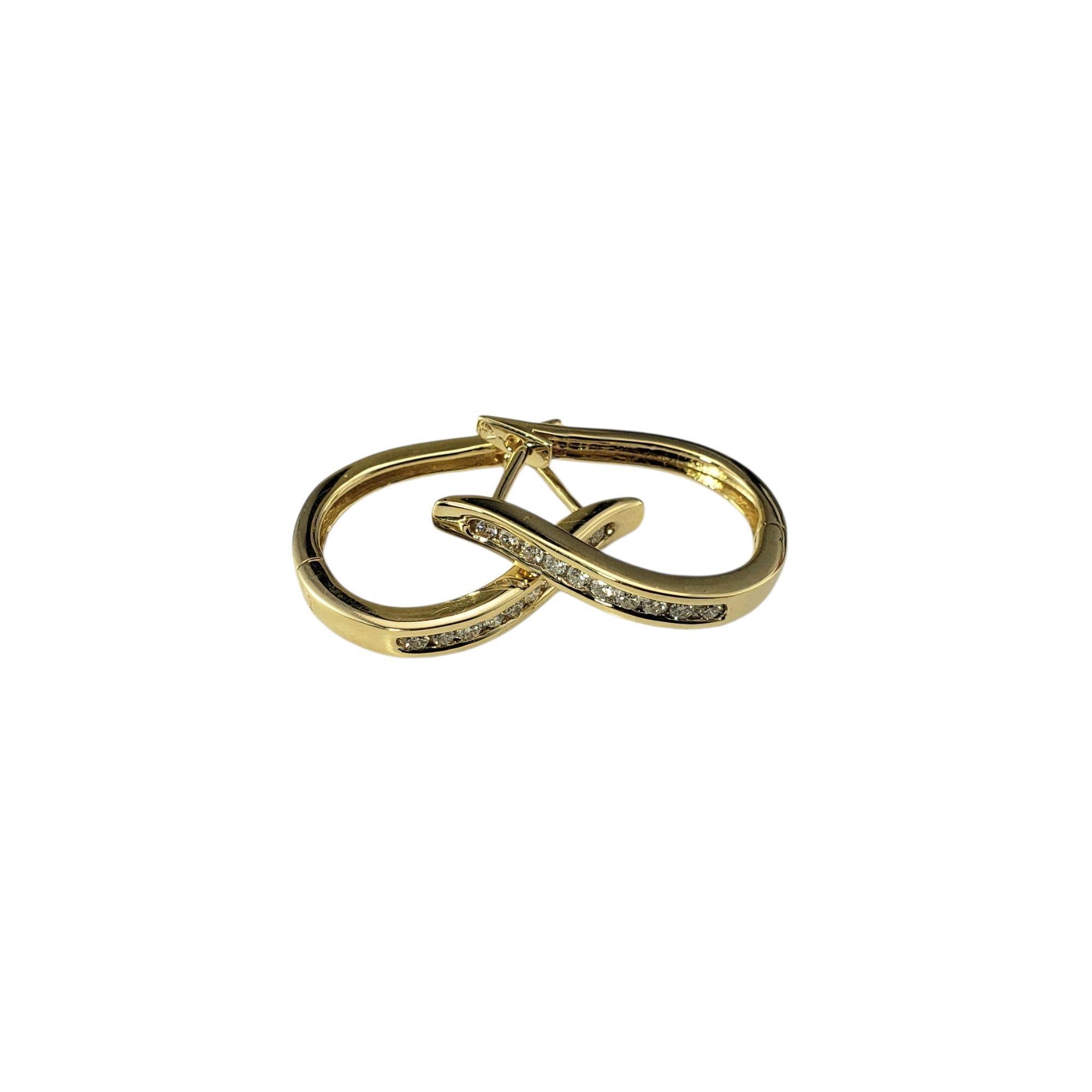 Orecchini a cerchio ovali in oro giallo 14 carati e diamanti...

Questi scintillanti orecchini a cerchio ovale in oro giallo 14K sono incastonati con 10 diamanti rotondi taglio brillante in un'incastonatura a canale, lungo la quale le pietre si