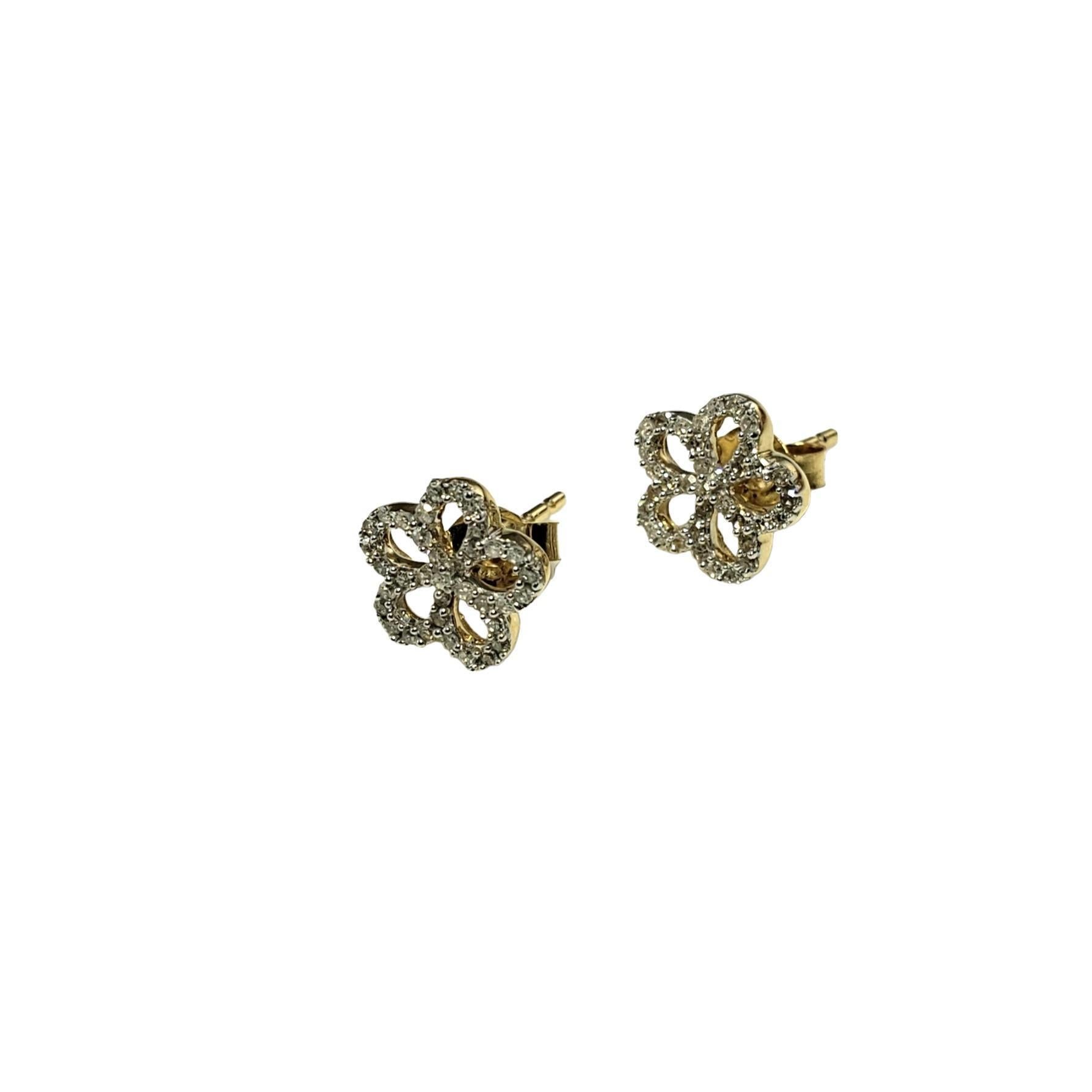 Boucles d'oreilles petites fleurs en or jaune 14 carats et diamants-

Ces boucles d'oreilles étincelantes comportent chacune 36 diamants ronds de taille unique sertis dans de l'or jaune 14K classique. Fermetures à l'arrière.

Poids total
