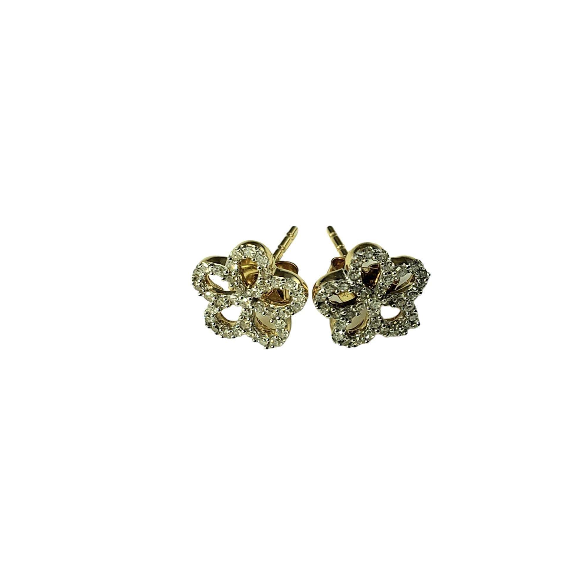 Taille ronde Boucles d'oreilles Petite fleur en or jaune 14 carats et diamants #23564 en vente