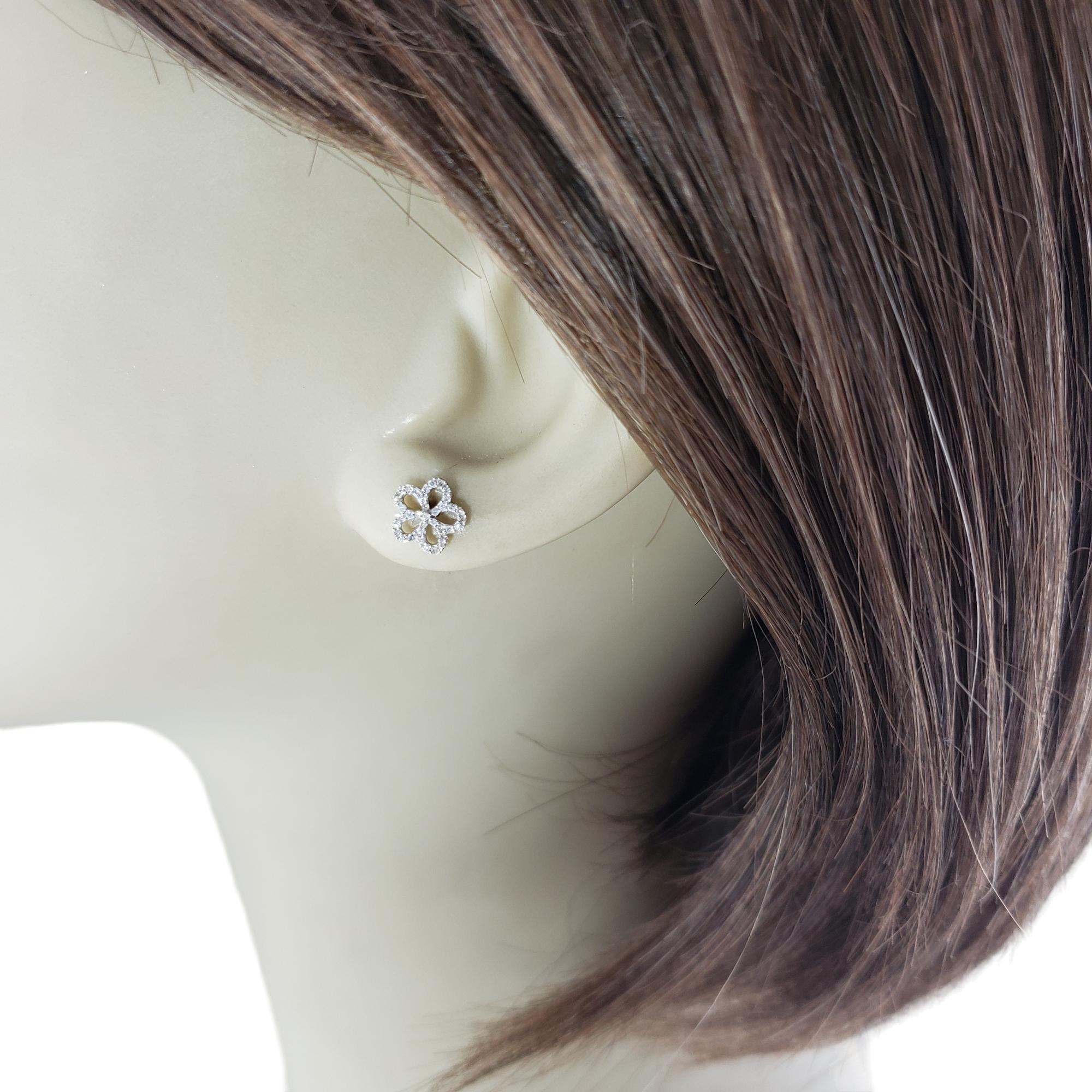 Boucles d'oreilles Petite fleur en or jaune 14 carats et diamants #23564 en vente 2