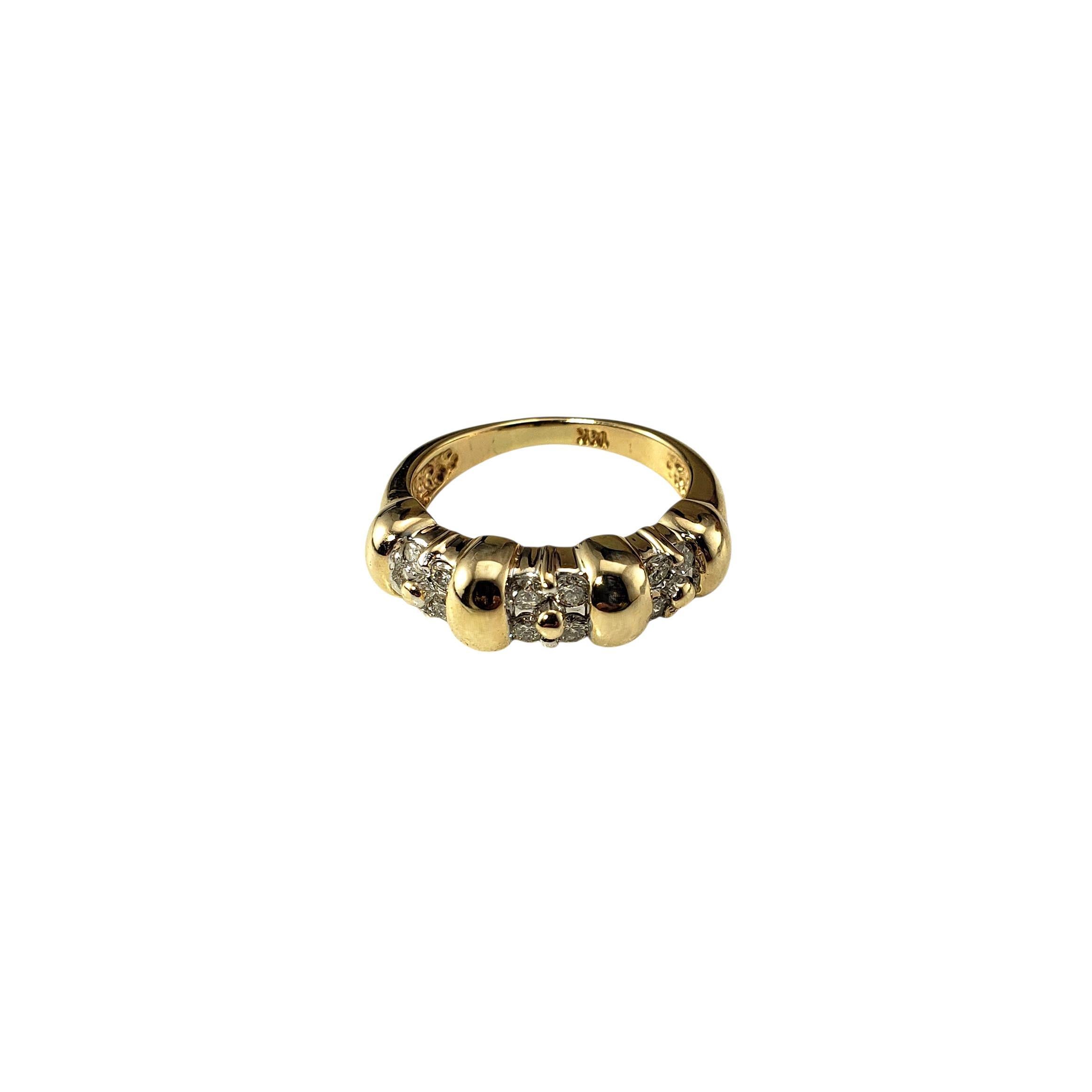 Anello in oro giallo 14K e diamanti misura 5,5

Questo anello in oro giallo 14K, che riprende in modo audace e scultoreo una classica fascia di diamanti, presenta un'alternanza di cupole in oro lucido e diamanti incastonati in un design a perline. I