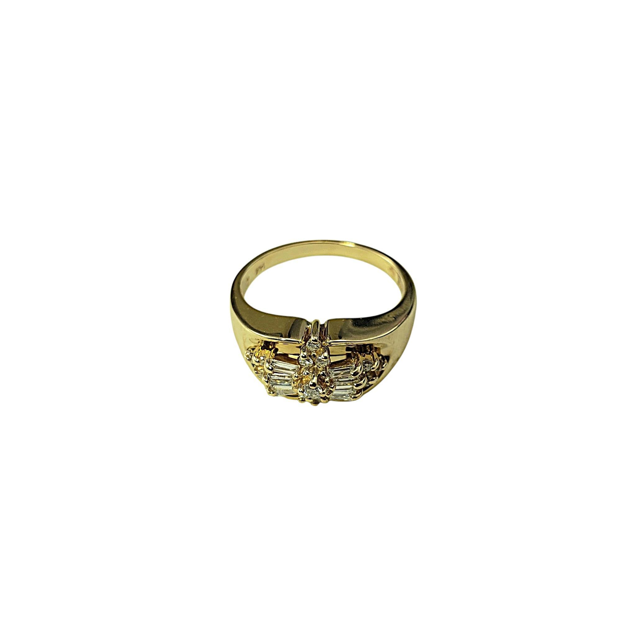 Bague en or jaune 14 carats et diamants, taille 7

Cette bague étincelante présente des diamants brillants et des diamants de taille baguette sertis dans de l'or jaune 14K classique. 

Tige : 2 mm.

Face avant de l'anneau environ 13 mm x 8 mm x 7