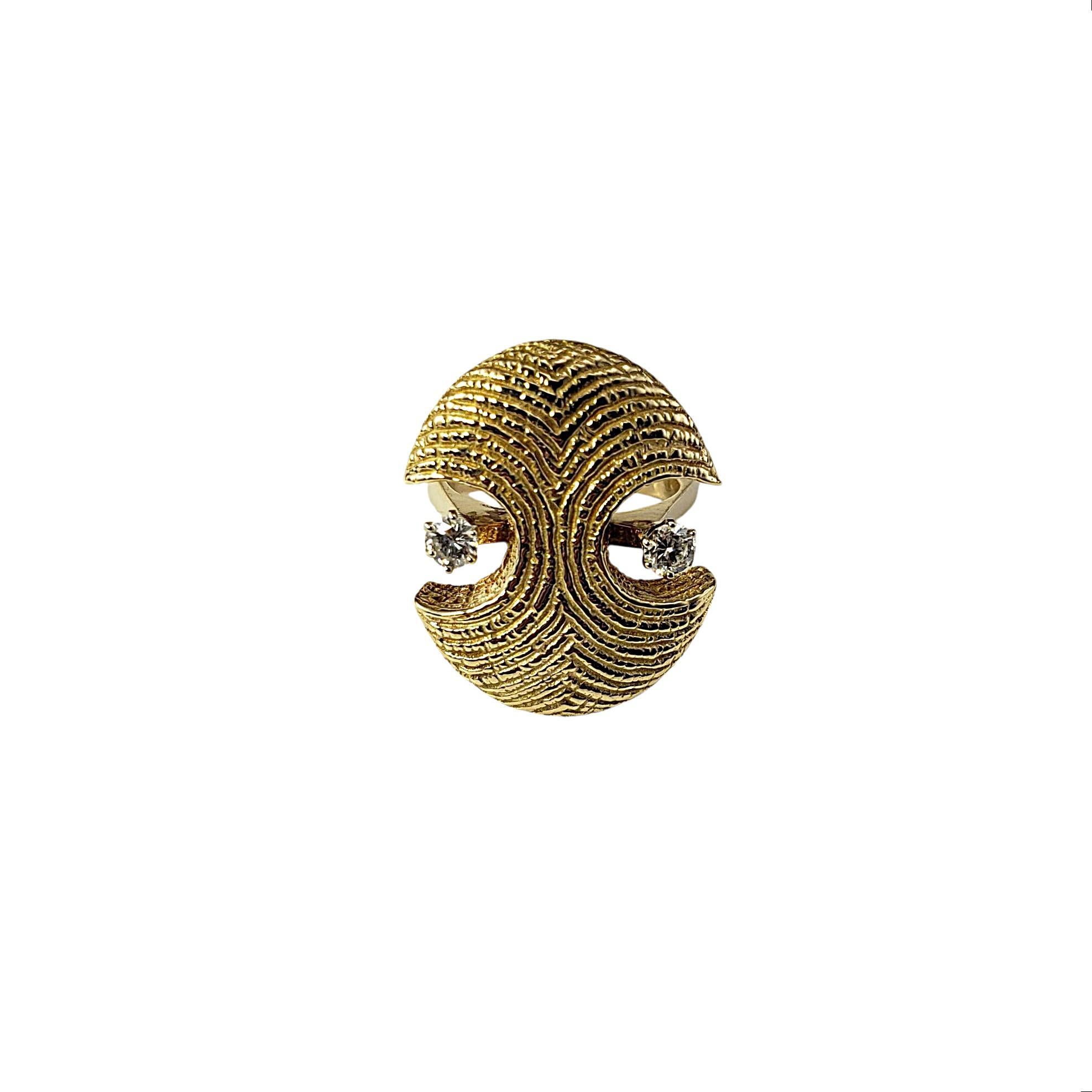14 Karat Gelbgold und Diamant Skulpturaler Cocktail Ring Größe 8

Dieser kühne und künstlerische Ring ist aus 14 Karat Gelbgold gefertigt und zeichnet sich durch ein skulpturales Wellendesign mit strukturierter Oberfläche aus. Zwei runde Diamanten