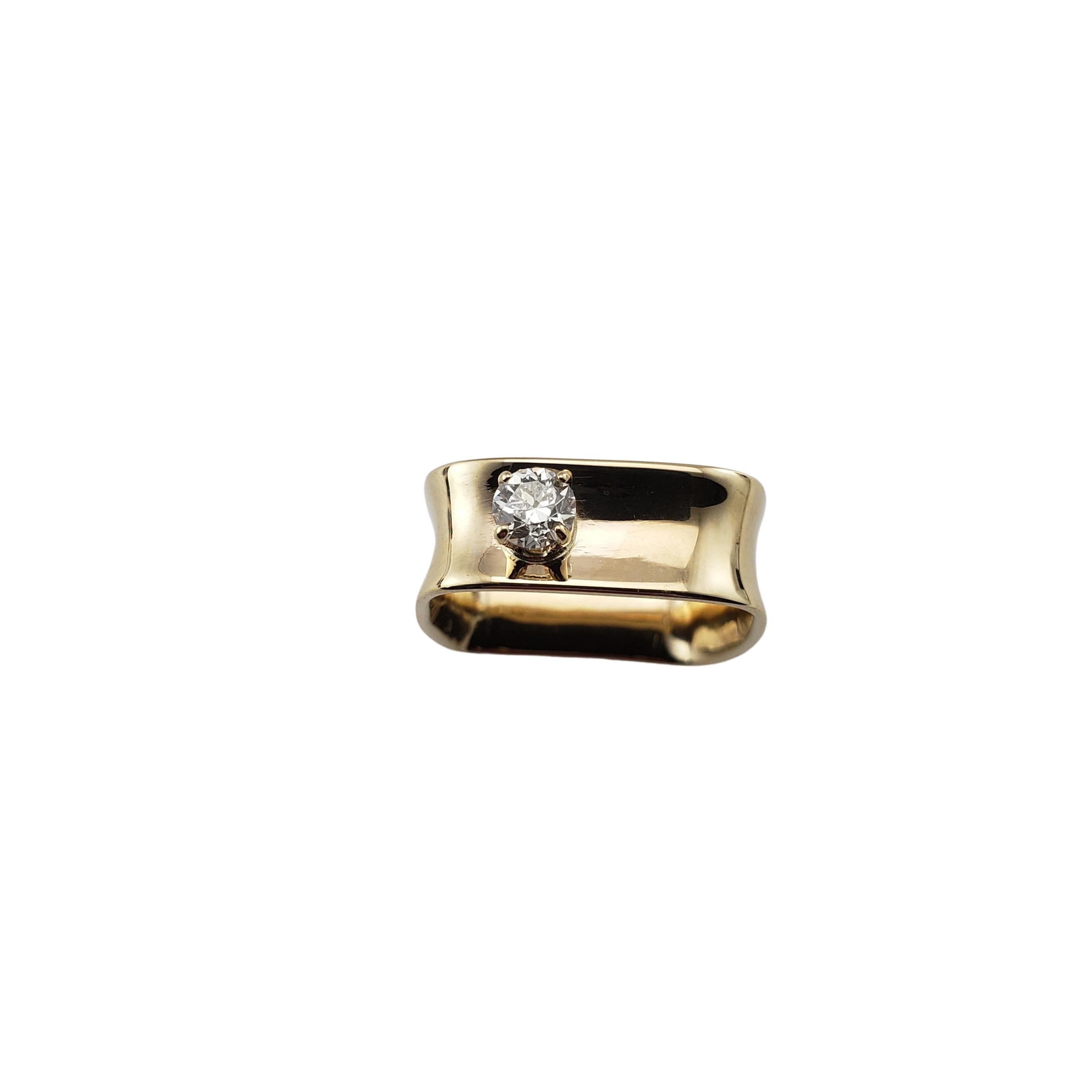 14 Karat Yellow Gold and Diamond Square Ring Size 8-

This lovely 14K yellow gold ring features one round brilliant cut diamond set in a unique square design.  Width:  7 mm

Approximate total diamond weight:  .30 ct.

Diamond color: H

Diamond