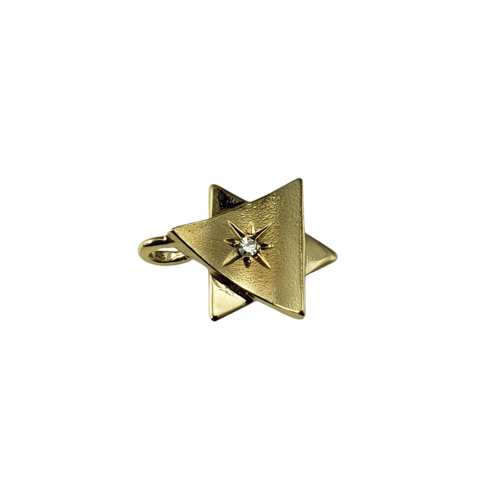 Ciondolo con stella di David in oro giallo 14 carati e diamanti.

Questo elegante ciondolo a forma di stella di David in oro giallo 14K presenta un design senza tempo con un tocco moderno. Al centro è incastonato un diamante a taglio singolo che