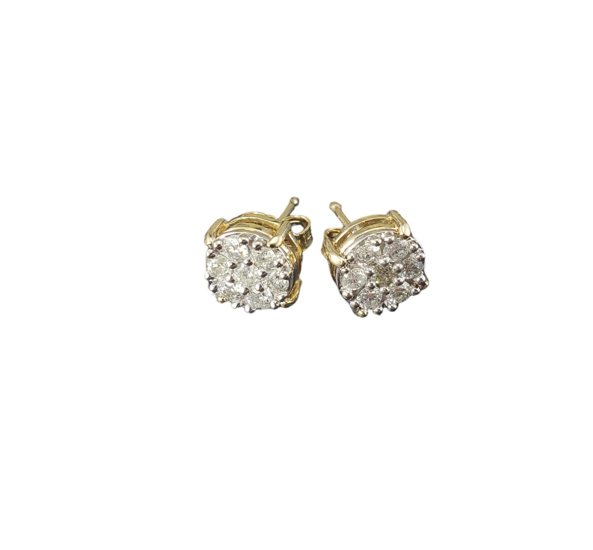 Boucles d'oreilles en or jaune 14 carats et diamants-

Ces boucles d'oreilles étincelantes présentent chacune sept diamants ronds de taille brillante sertis dans de l'or jaune 14K classique.  Fermetures à l'arrière.

Poids total approximatif des