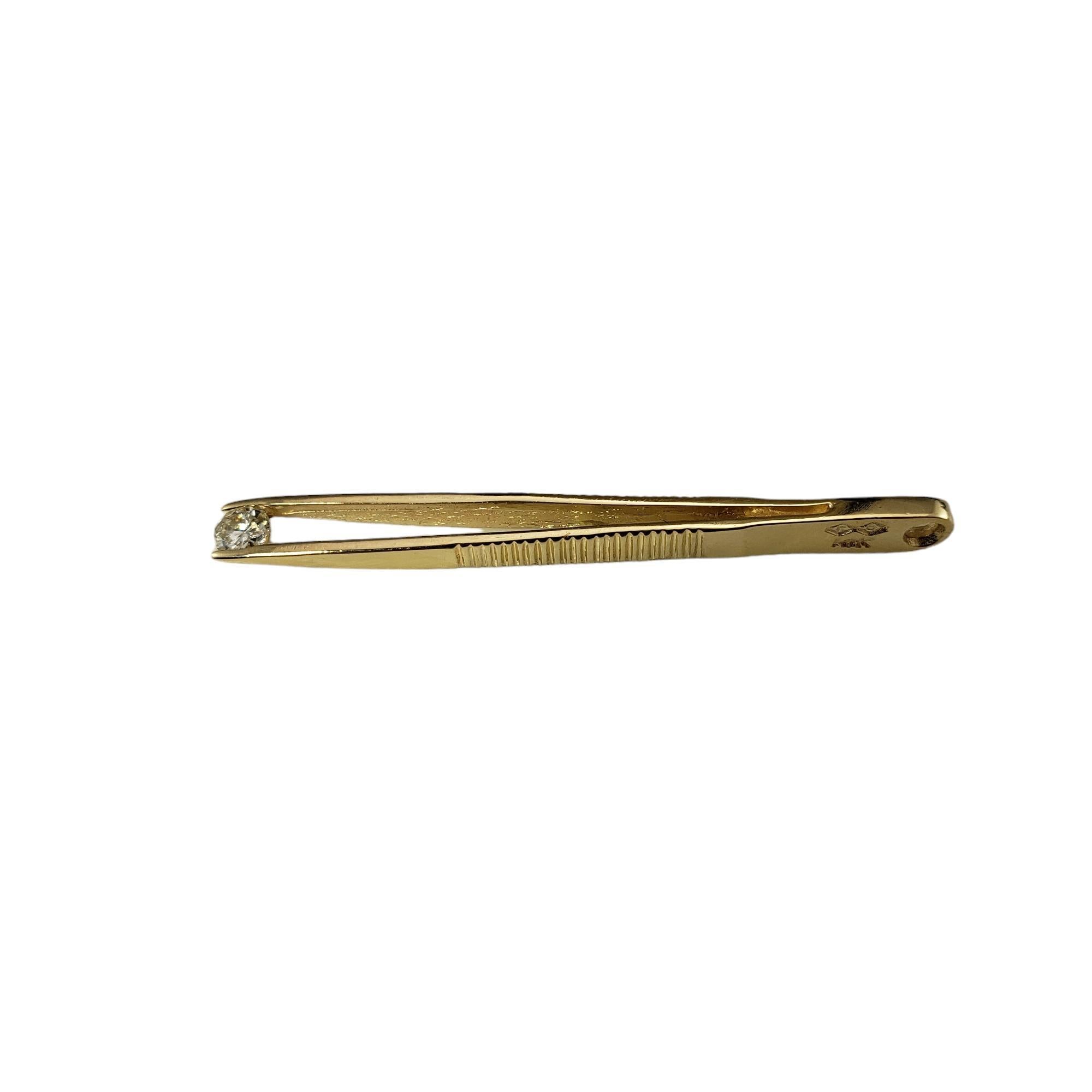 14 Karat Gelbgold und Diamant Pinzettenanhänger

Dieser schöne Anhänger ist mit einem runden Diamanten im Brillantschliff in klassischem 14-karätigem Gelbgold gefasst.  

Ungefähres Gesamtgewicht der Diamanten: 08 ct.

Farbe des Diamanten: