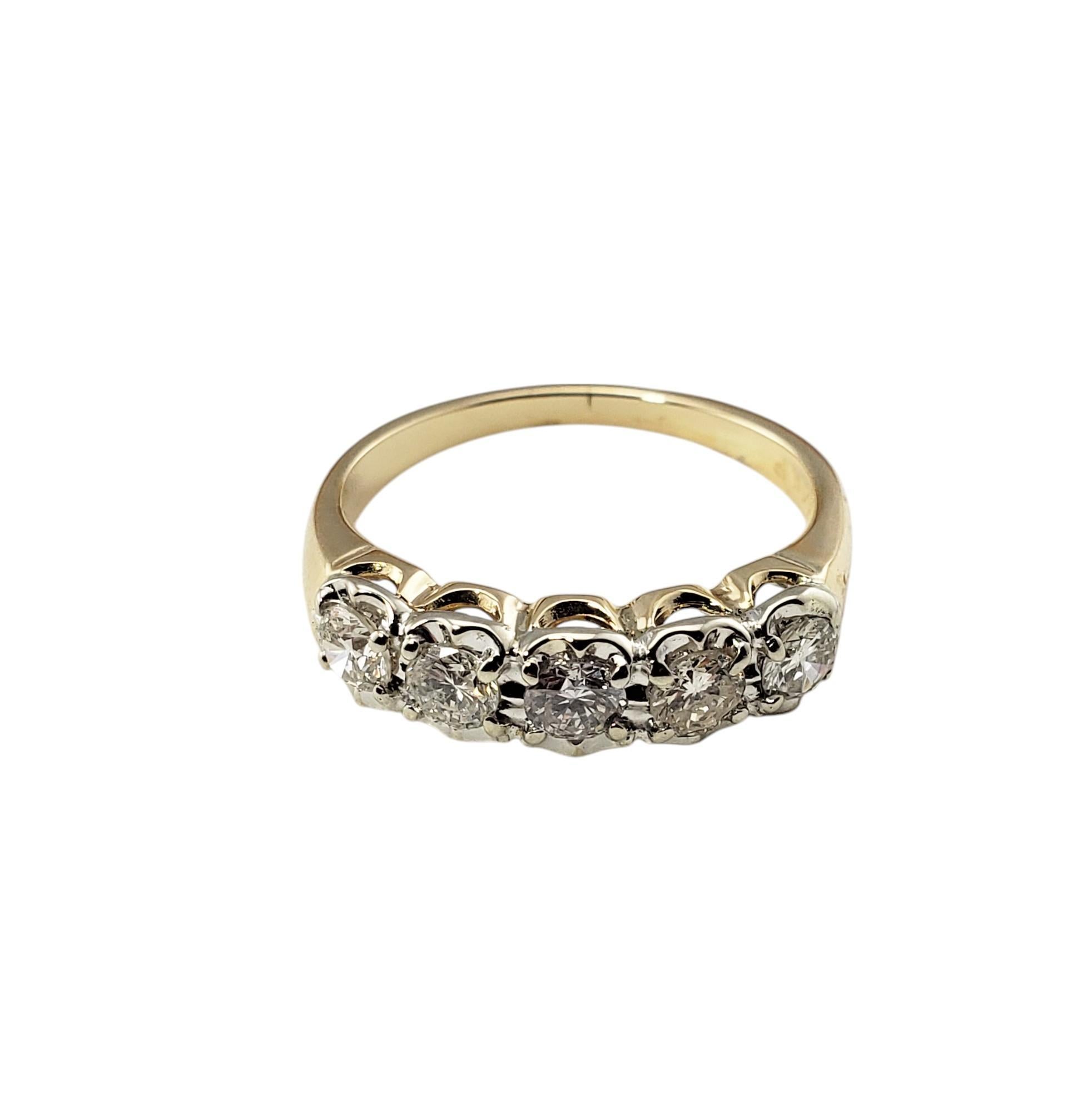 Bague en or jaune 14 carats et diamants Taille 6.5

Cette bague étincelante présente cinq diamants ronds de taille brillante sertis dans de l'or blanc et jaune 14K classique. (Les diamants sont sertis dans de l'or blanc ; le bracelet est en or