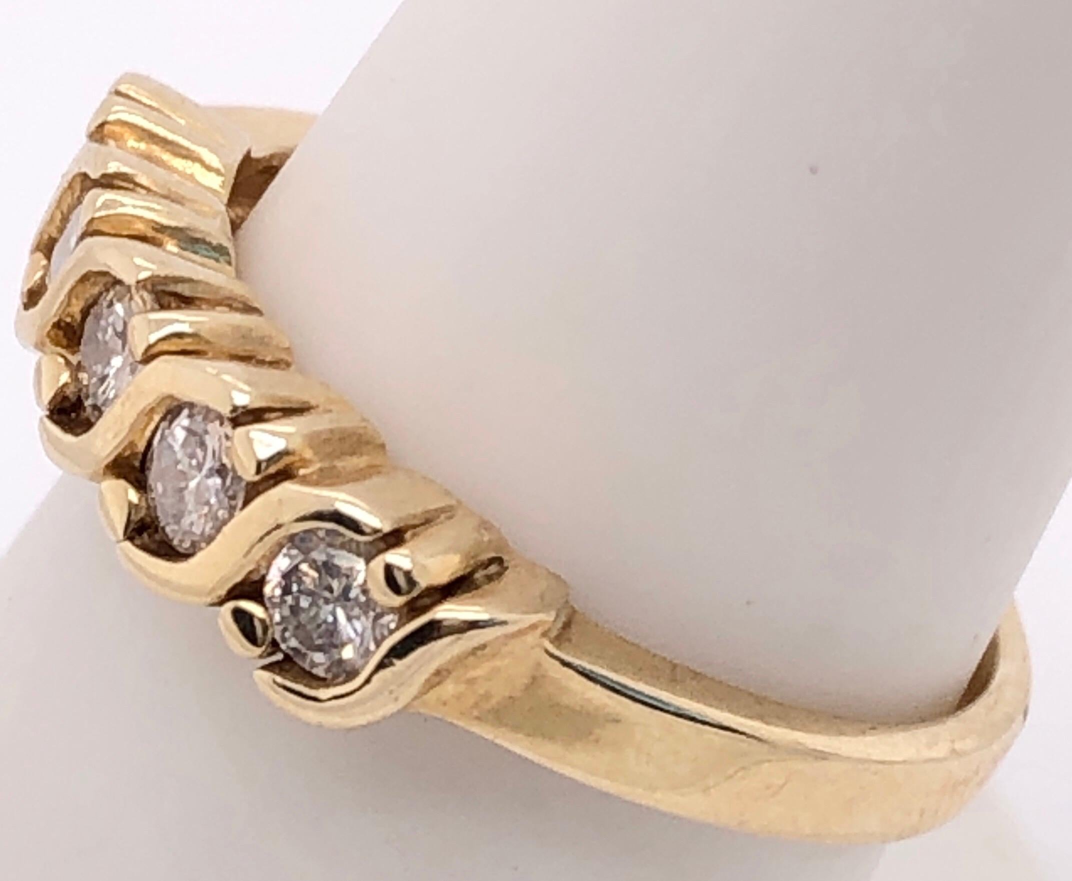Modern 14 Karat Yellow Gold and Diamond Wedding Band Bridal / Anniversary Ring For Sale