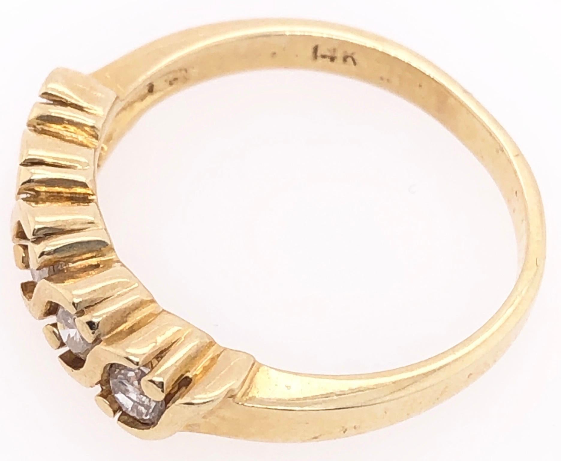 14 Karat Yellow Gold and Diamond Wedding Band Bridal / Anniversary Ring In Good Condition For Sale In Manhasset, NY
