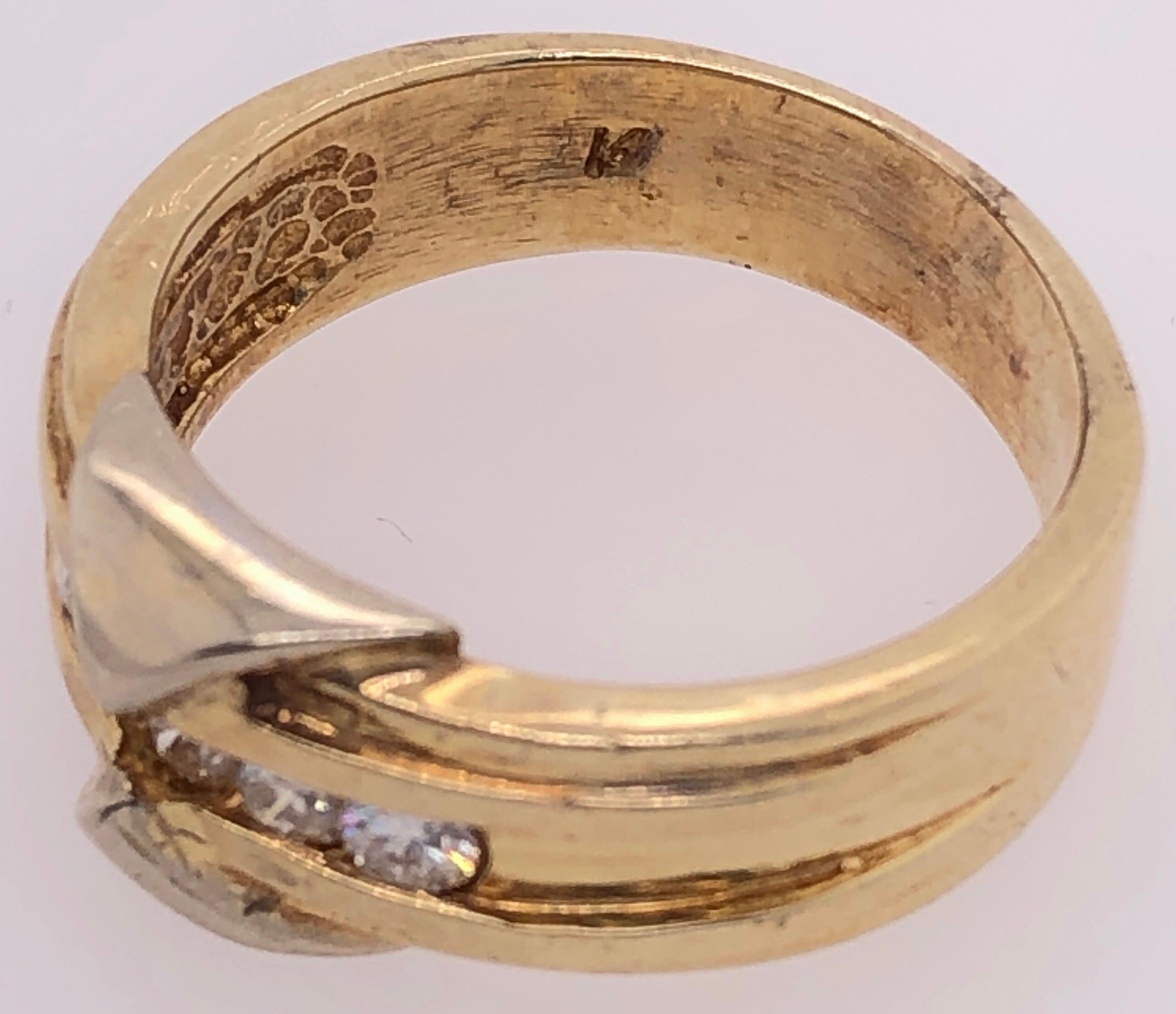 Alliance contemporaine en or jaune 14 carats et diamants pour alliance Bon état - En vente à Manhasset, NY