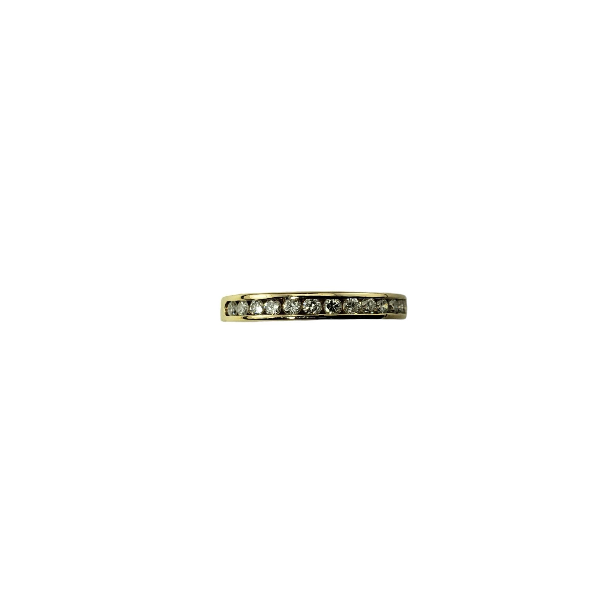 Anneau de mariage vintage en or jaune 14 carats et diamants Taille 6-

Ce bracelet étincelant présente 13 diamants ronds de taille brillante sertis dans de l'or jaune 14K classique.  Largeur : 3 mm.  Tige : 2 mm.

Poids total approximatif des