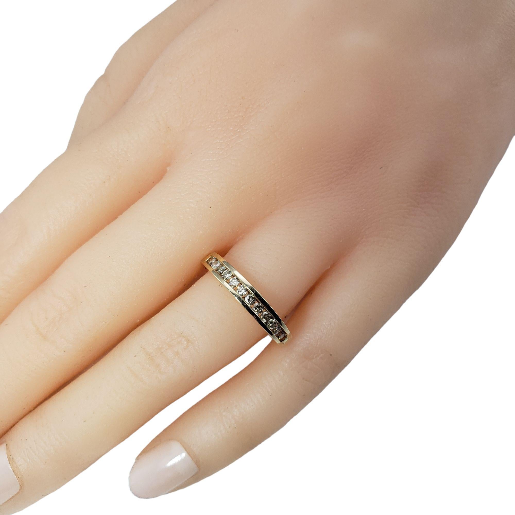 Anneau de mariage en or jaune 14 carats et diamants, taille 6,75 en vente 5