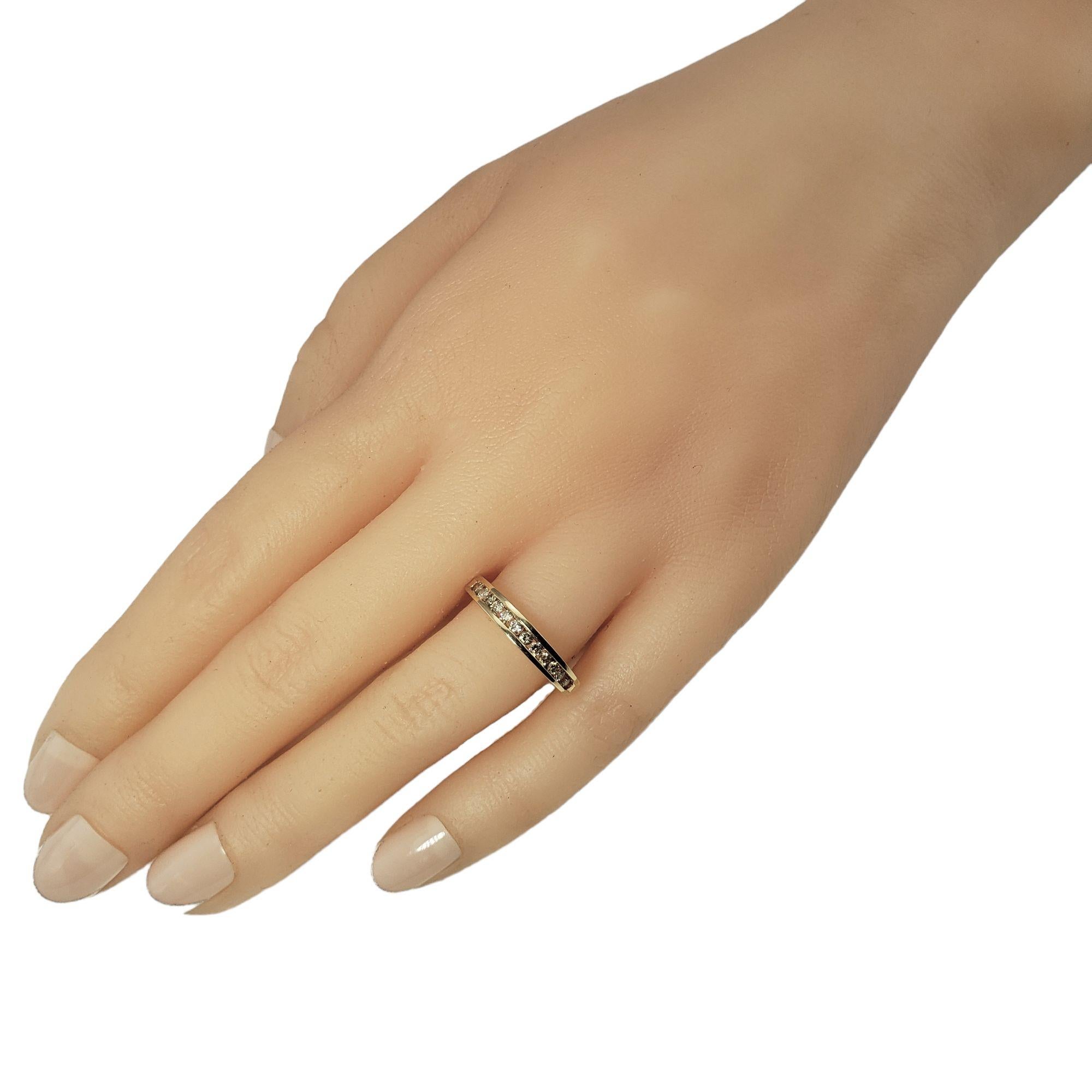 Anneau de mariage en or jaune 14 carats et diamants, taille 6,75 en vente 4