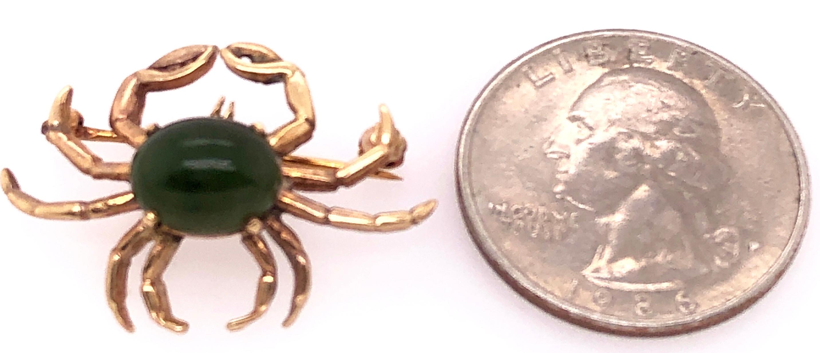14 Karat Yellow Gold and Emerald Cabochon Crab Brooch / Pin In Good Condition For Sale In Stamford, CT