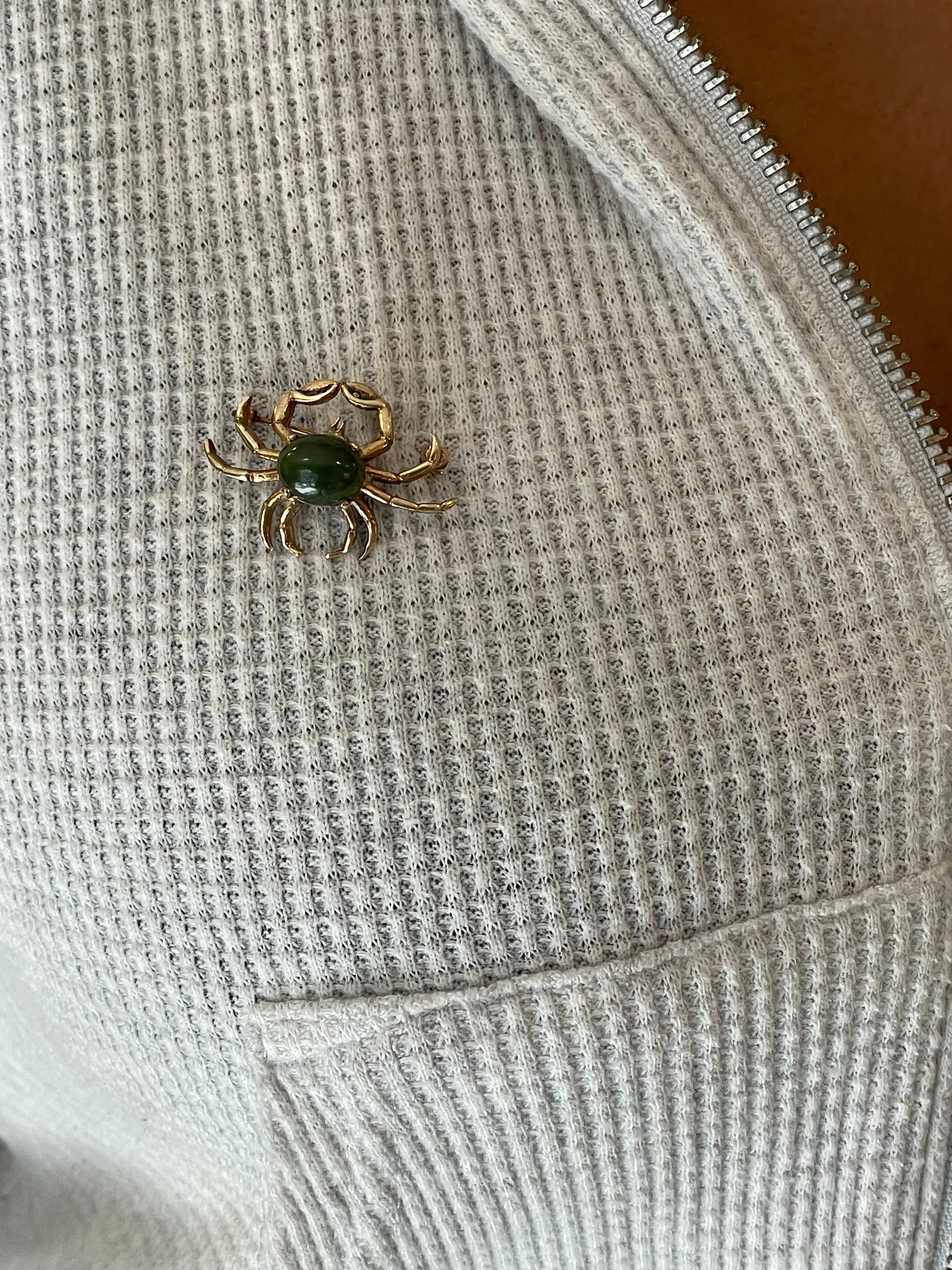 Broche / épingle crabe en or jaune 14 carats avec cabochon d'émeraude en vente 2