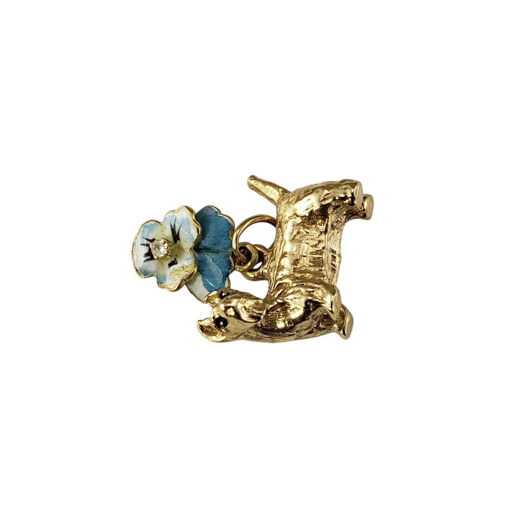 Charm a forma di cane Scottie in oro giallo 14K e smalto.

Questo adorabile ciondolo a forma di cane Scottie in 3D è sospeso da un fiore smaltato* splendidamente dettagliato ed è impreziosito da un diamante rotondo a taglio singolo.

*Alcuni segni