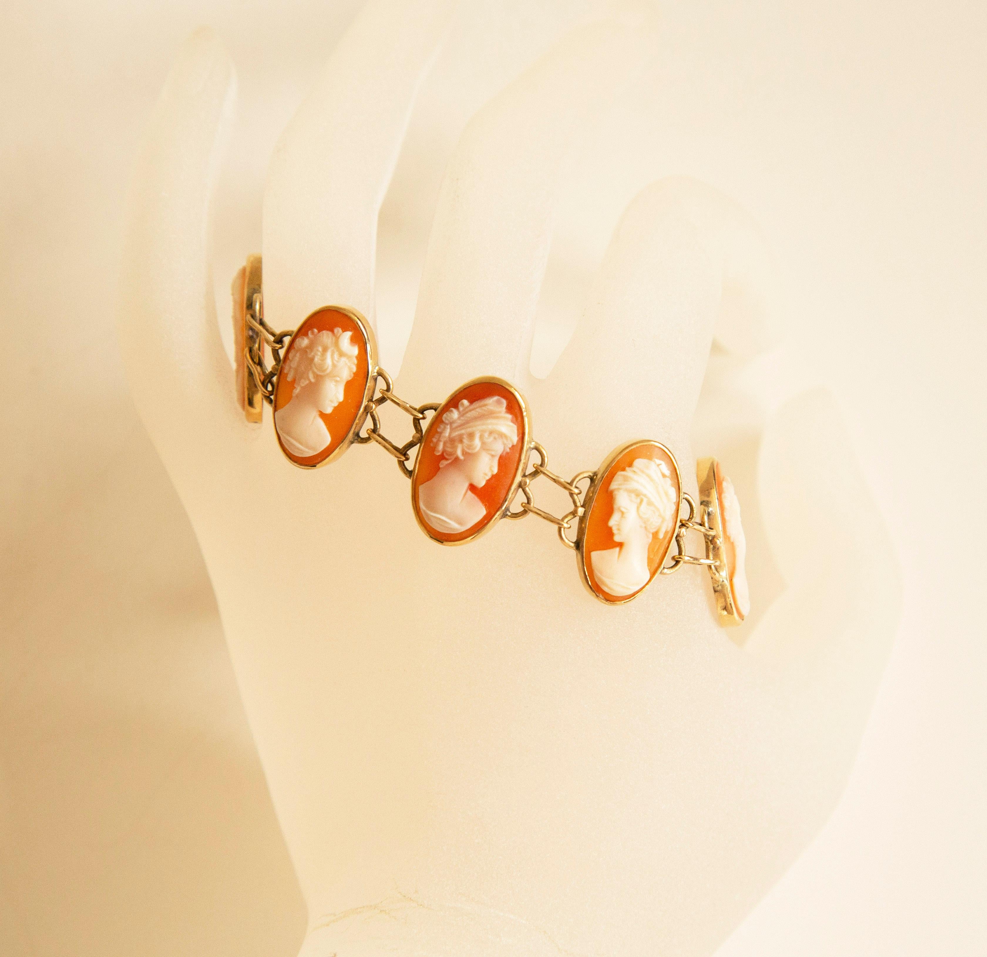 Moderne Bracelet à maillons en or jaune 14 carats et camée en coquillages sculptés à la main en vente