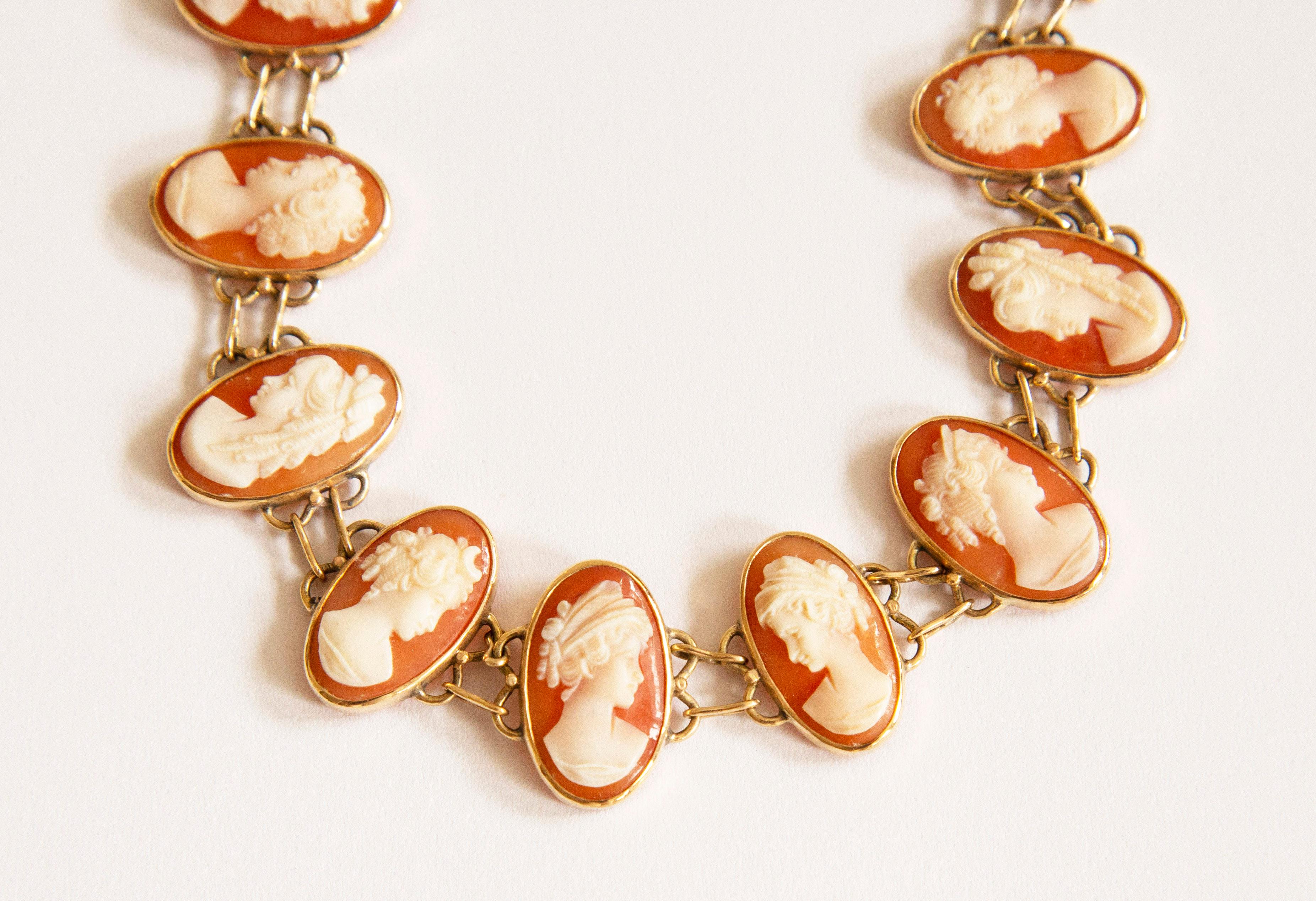14 Karat Yellow Gold and Hand Carved Shell Cameo Link Bracelet In Good Condition For Sale In Arnhem, NL