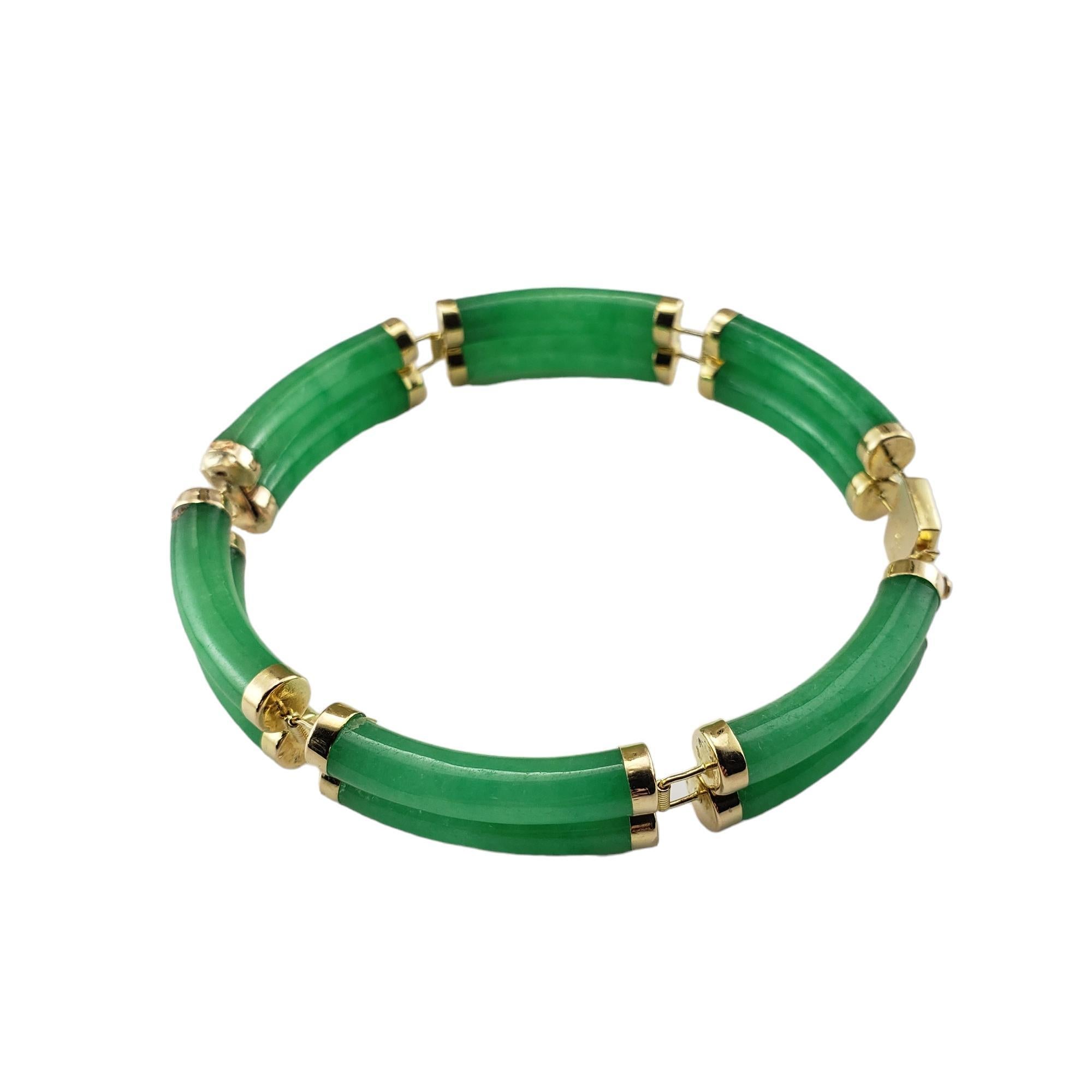 Vintage 14 Karat Gelbgold und Jade-Armband JAGi zertifiziert-

Dieses elegante Armband besteht aus 12 geschwungenen Jadeit-Steinen, die in klassisches 14-karätiges Gelbgold gefasst sind.  Breite:  9 mm.

Größe: 6,75 Zoll

Gestempelt: 14K 