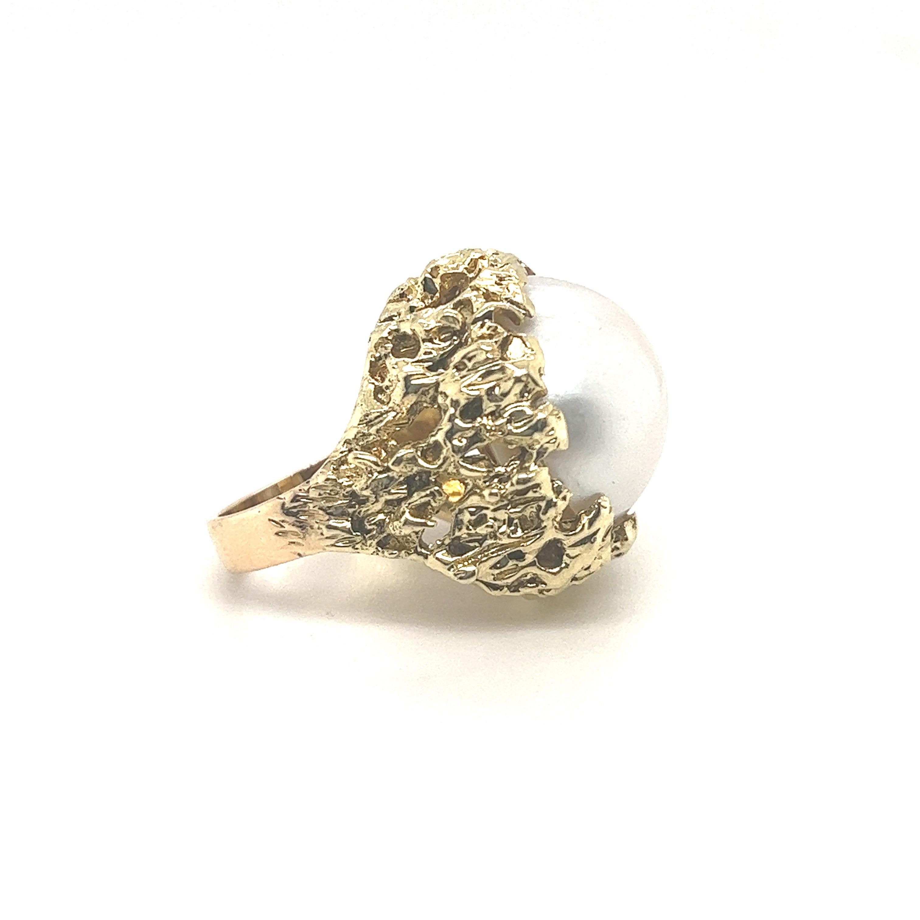 Modern 14 Karat Yellow Gold and Mabe Pearl Cocktail Ring, 1970s For Sale