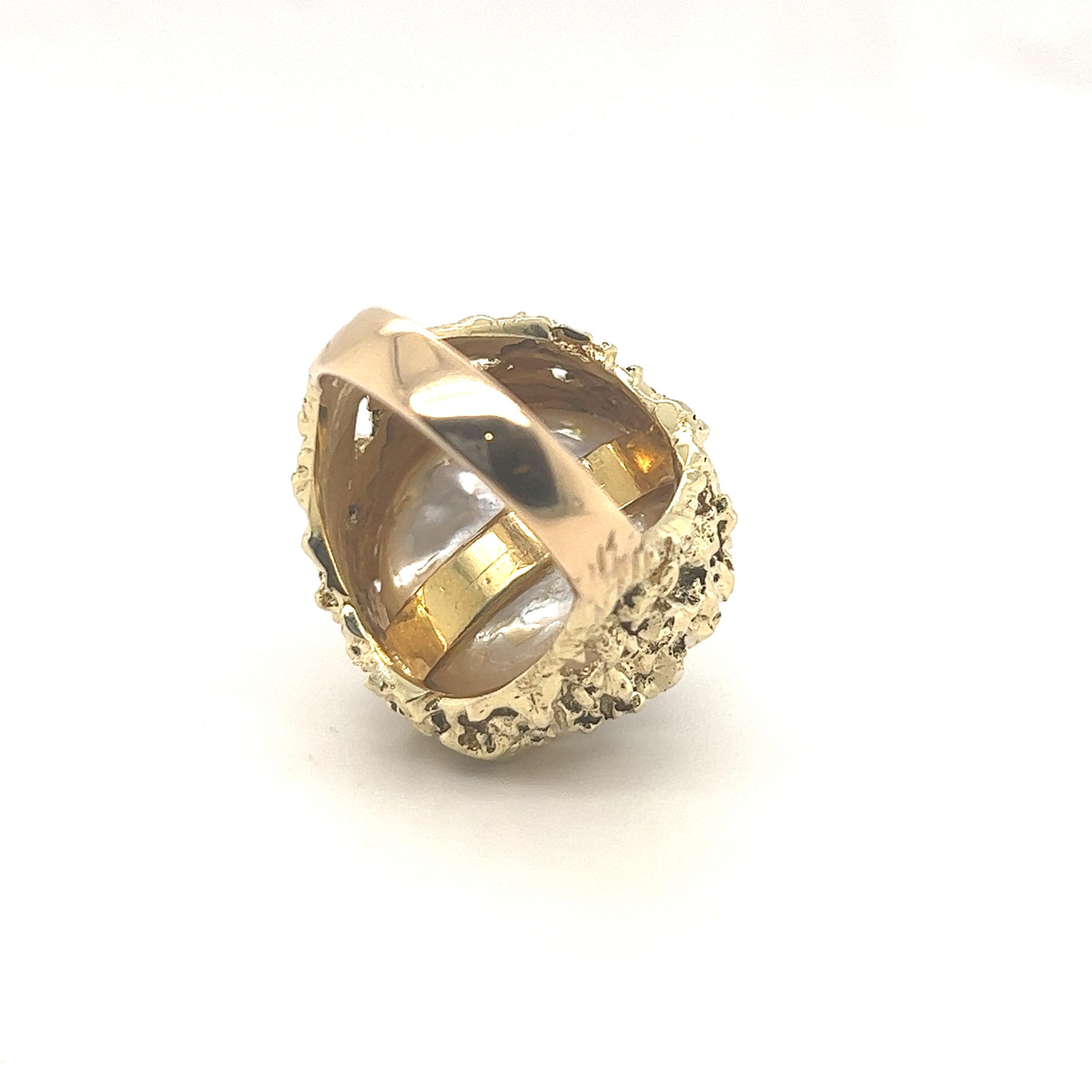 14 Karat Yellow Gold and Mabe Pearl Cocktail Ring, 1970s In Good Condition For Sale In Zurich, CH
