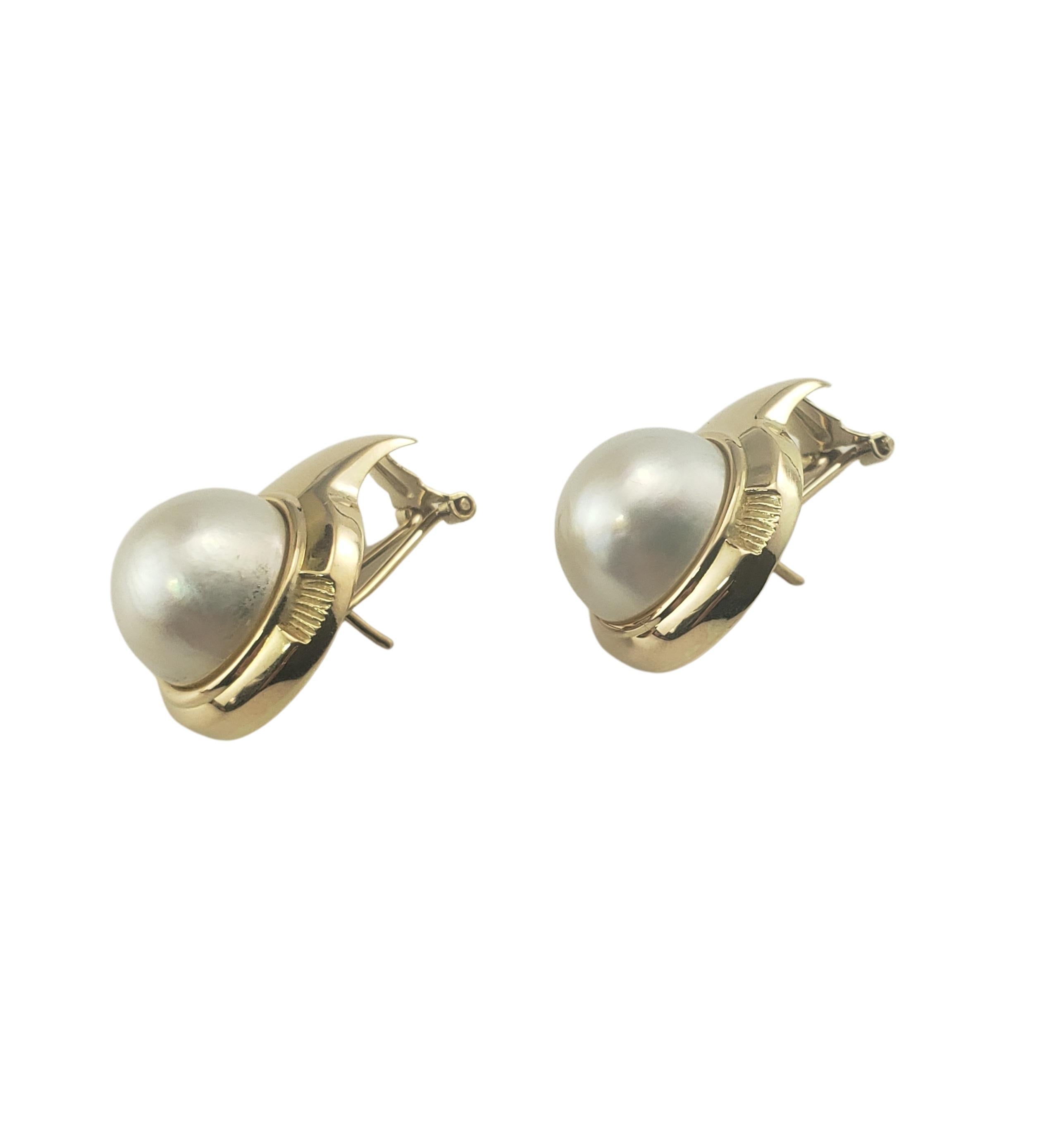 boucles d'oreilles en or jaune 14 carats et perles Mabe-

Ces élégantes boucles d'oreilles comportent chacune une perle Mabe (12 mm) sertie dans de l'or jaune classique 14K.  Fermetures à charnière.

Taille : 23 mm x 18 mm

Poids :  4.3 dwt. /  6.7