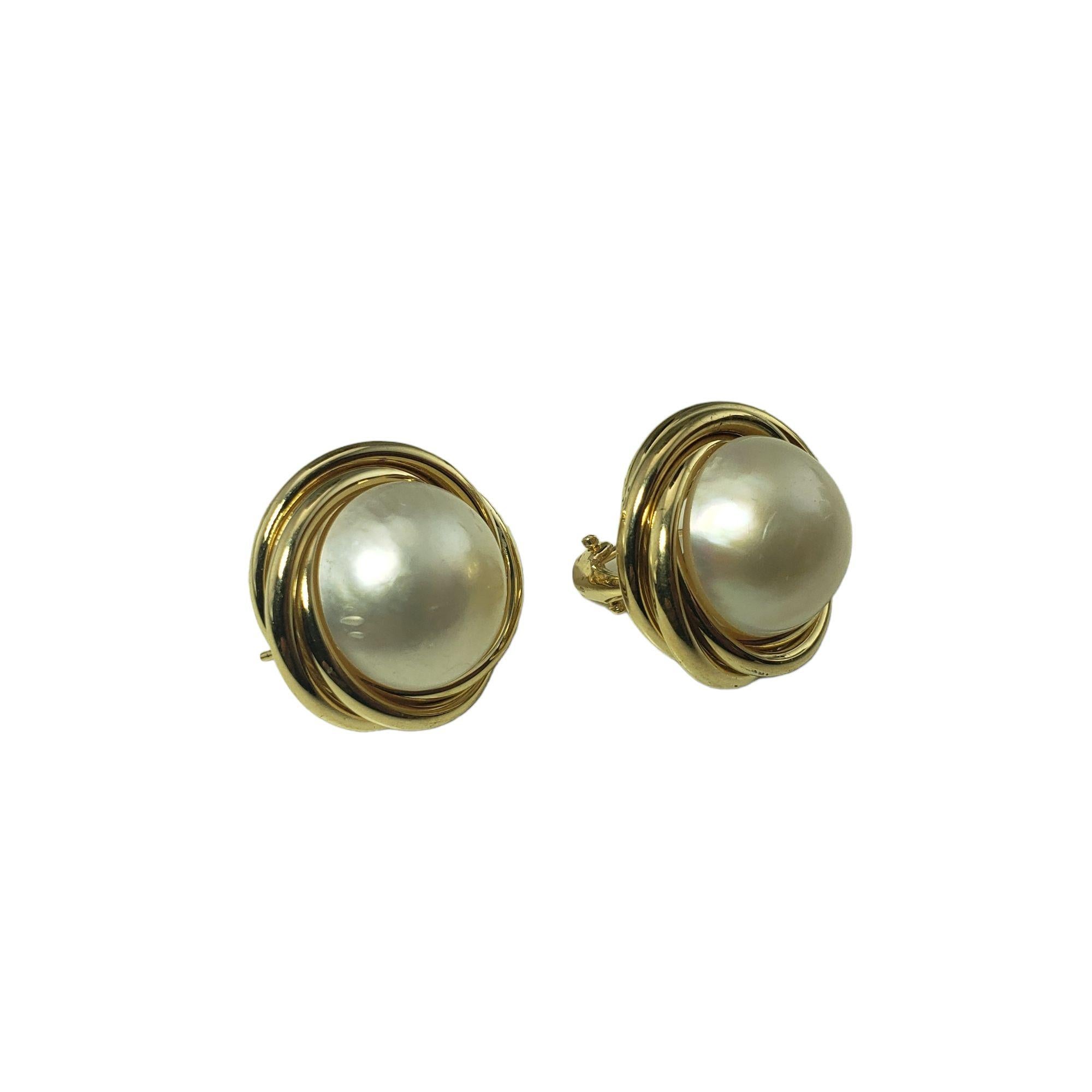 Vintage 14 Karat Yellow Gold and Mabe Pearl Earrings-

These lovely earrings each feature one Mabe pearl (15 mm) set in beautifully detailed 14K yellow gold. Omega back closures.

Matching pendant: RL-00012967

Size: 22 mm

Weight: 8.2 dwt. / 12.8