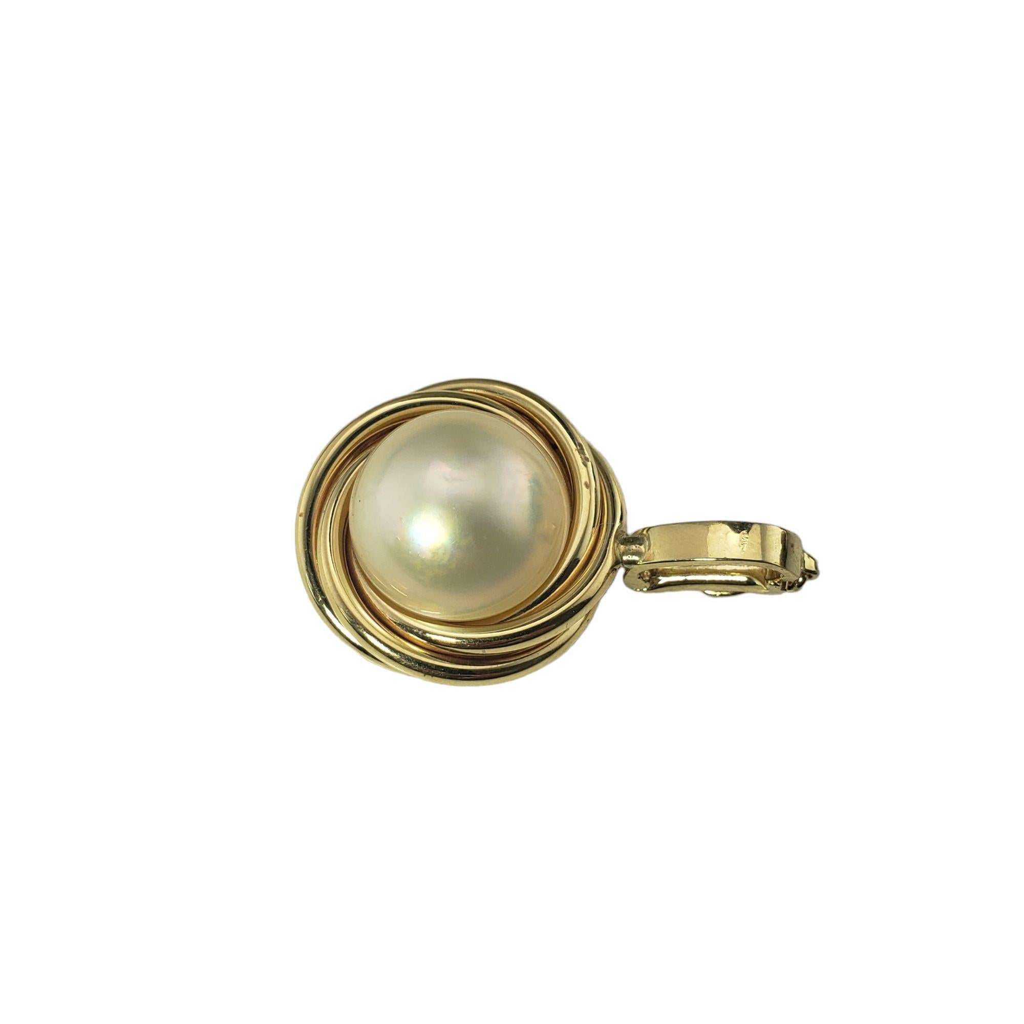 Vintage 14 Karat Yellow Gold and Mabe Pearl Pendant-

This lovely pendant features one Mabe pearl (15 mm) set in beautifully detailed 14K yellow gold.

Matching earrings: RL-00012966

Size: 35 mm x 22 mm

Weight: 4.1 dwt. / 6.4 gr.

Tested for 14K
