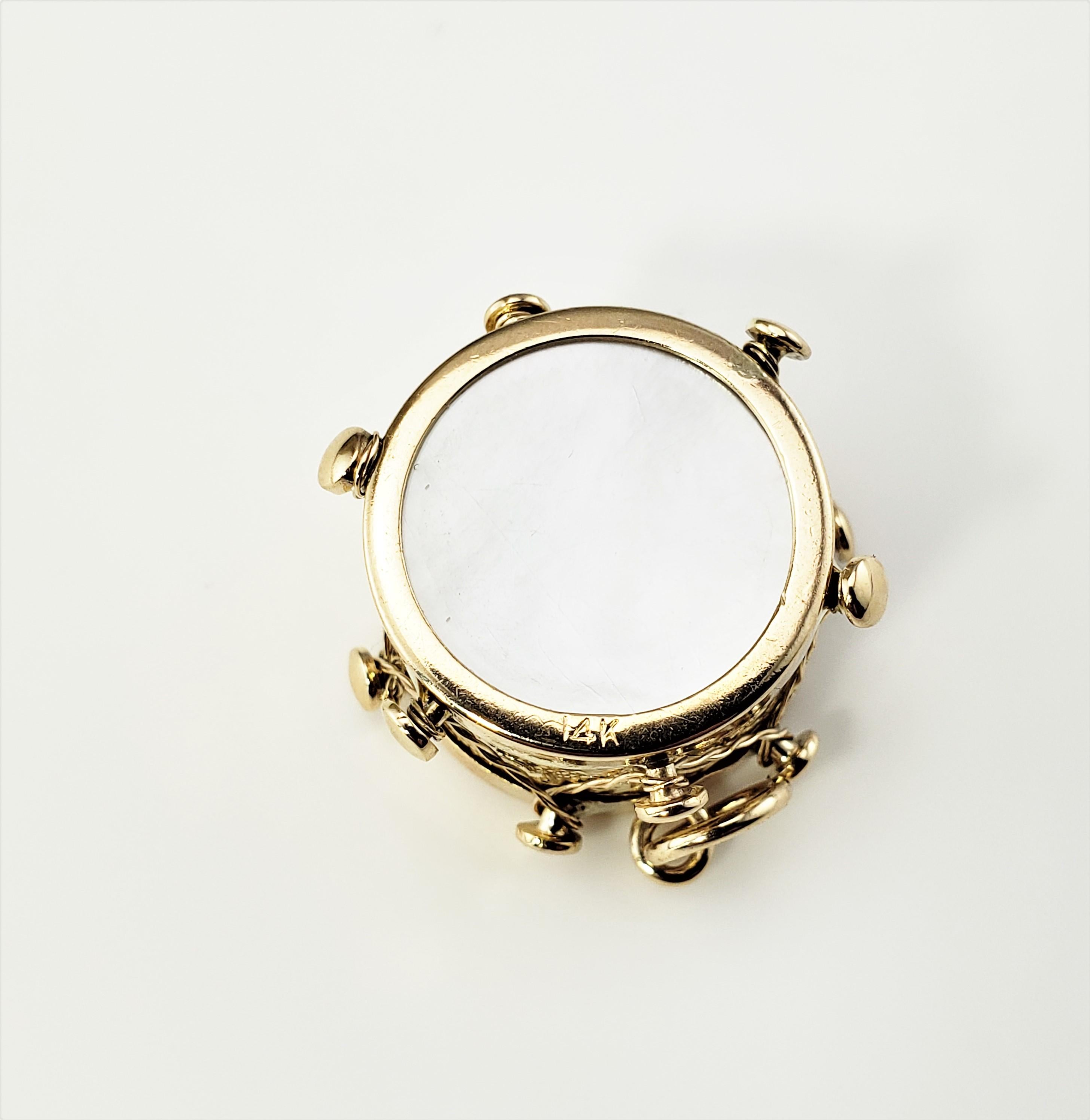 Breloque tambour en or jaune 14 carats et nacre Pour femmes en vente