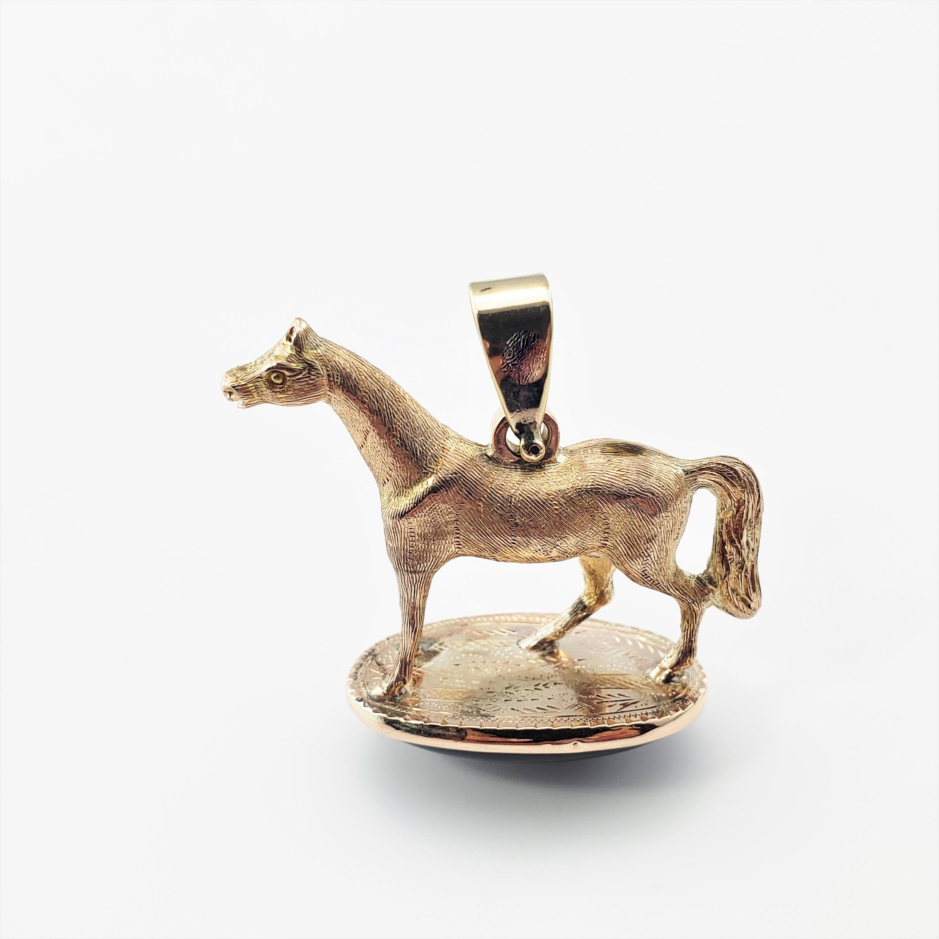 Taille ovale Pendentif cheval en or jaune 14 carats et onyx en vente