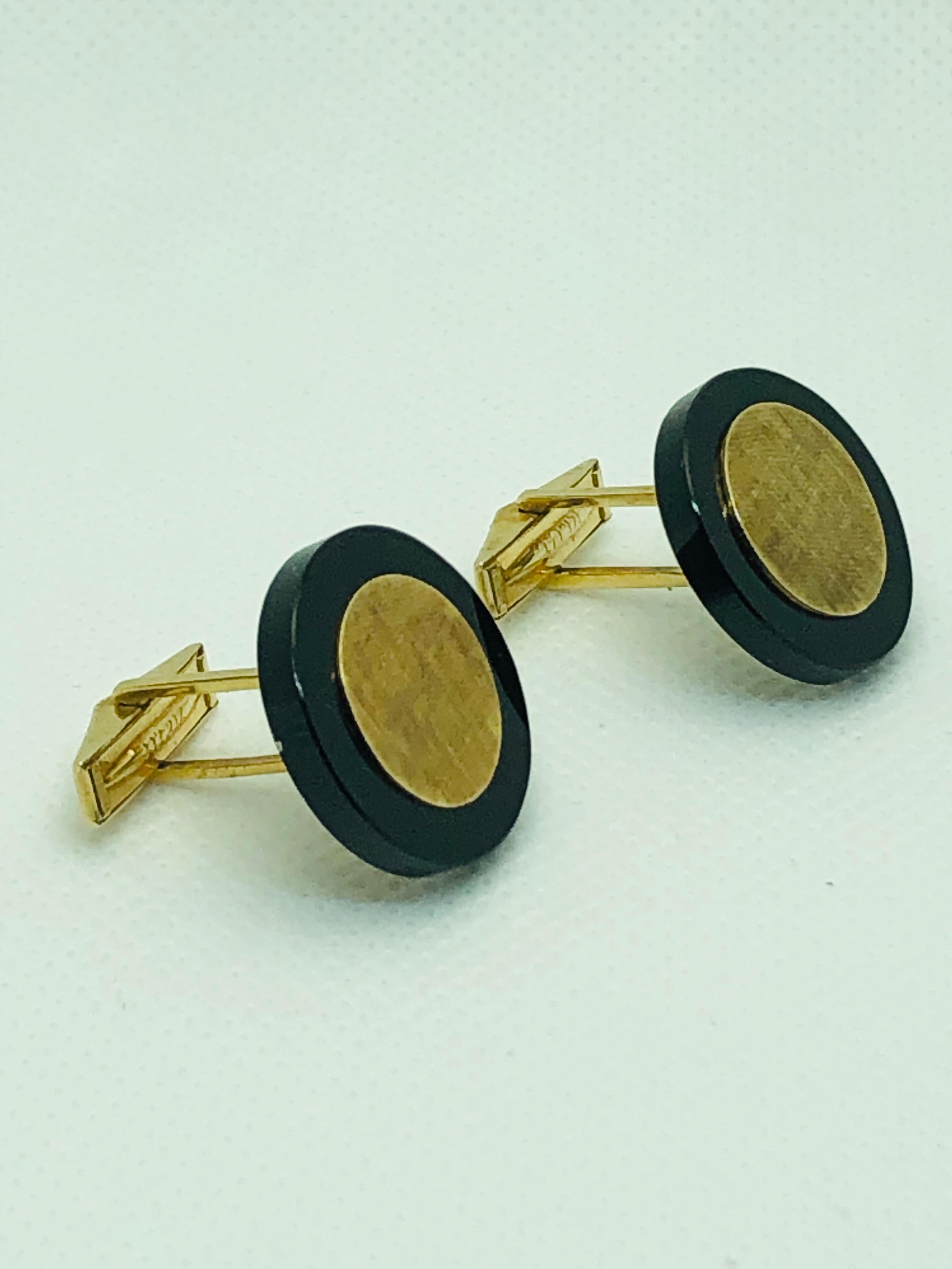 Vintage 14K yellow Gold Cufflinks. The set has an onyx round base topped with gold. The gold has a gorgeous etched florentine finish. They measure 3/4 inches in diameter.