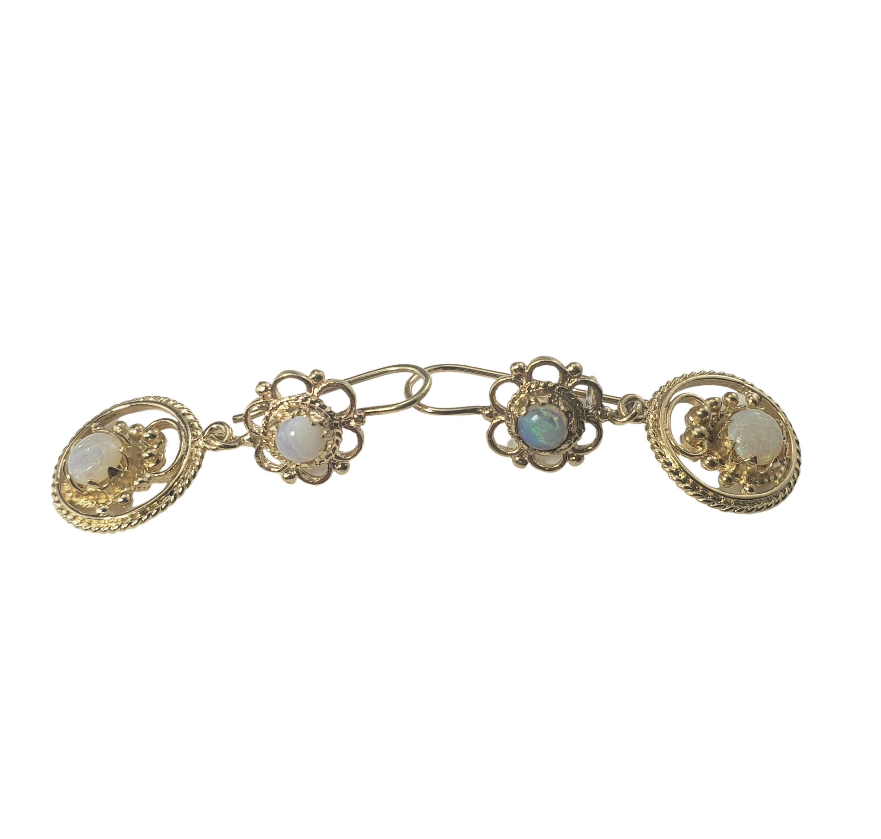 boucles d'oreilles pendantes en or jaune 14 carats et opale-

Ces élégantes boucles d'oreilles pendantes présentent chacune deux opales rondes (5 mm et 6 mm) serties dans de l'or jaune 14K magnifiquement détaillé.

Taille : 27 mm x 13 mm

Poids : 