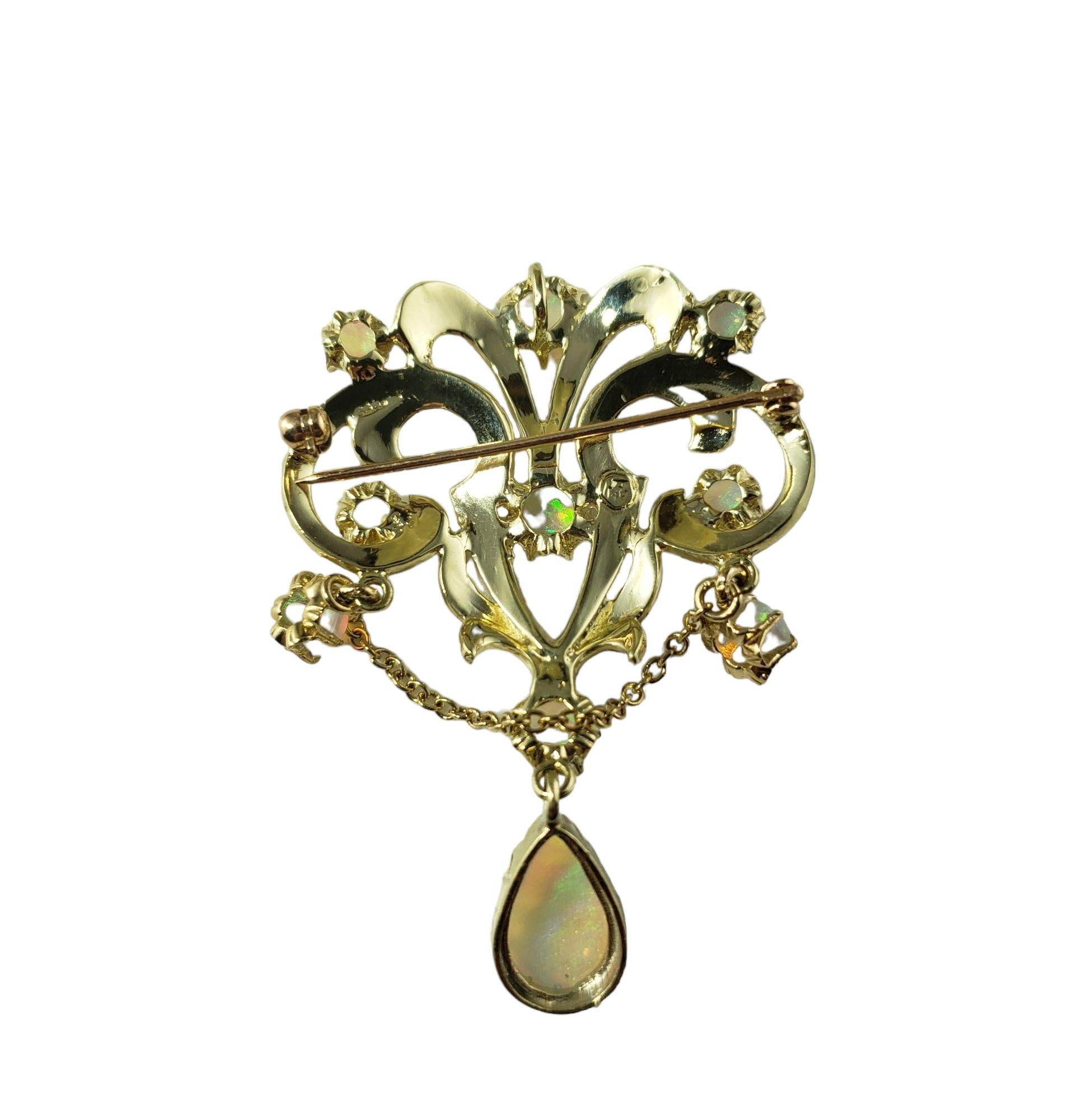 Vintage 14 Karat Yellow Gold and Opal Brooch/Pendant-

Cette jolie pièce présente 32 opales serties dans de l'or jaune 14 carats magnifiquement détaillé. Peut être porté en broche ou en pendentif.

Taille : 52 mm x 31 mm

Poids : 11,5 gr / 7,3