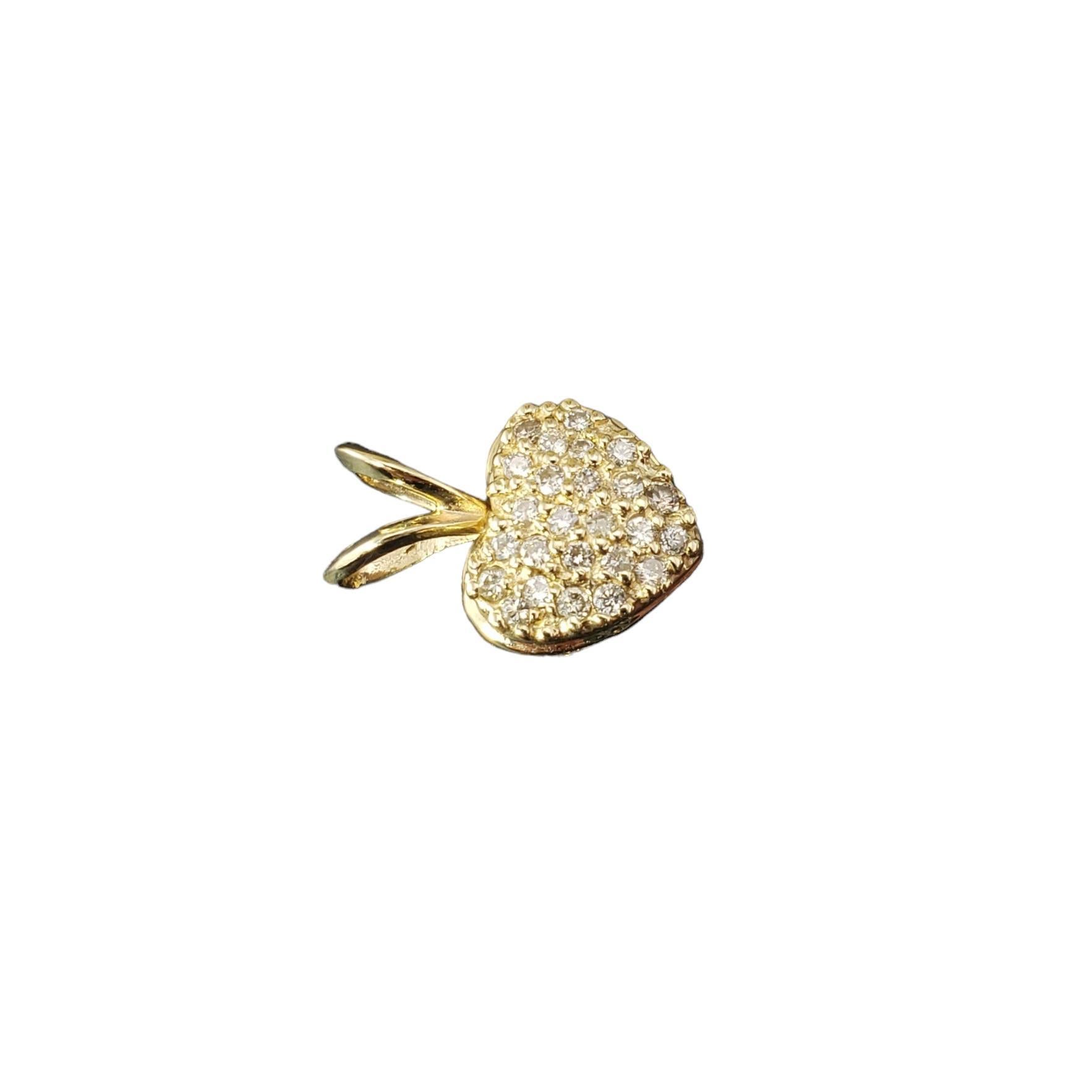 Colgante Corazón de Oro Amarillo de 14 Kilates y Diamantes

Este brillante colgante de corazón tiene 24 diamantes redondos de talla brillante* engastados en oro amarillo de 14 quilates.
*Fisura observada en un diamante no visible a simple