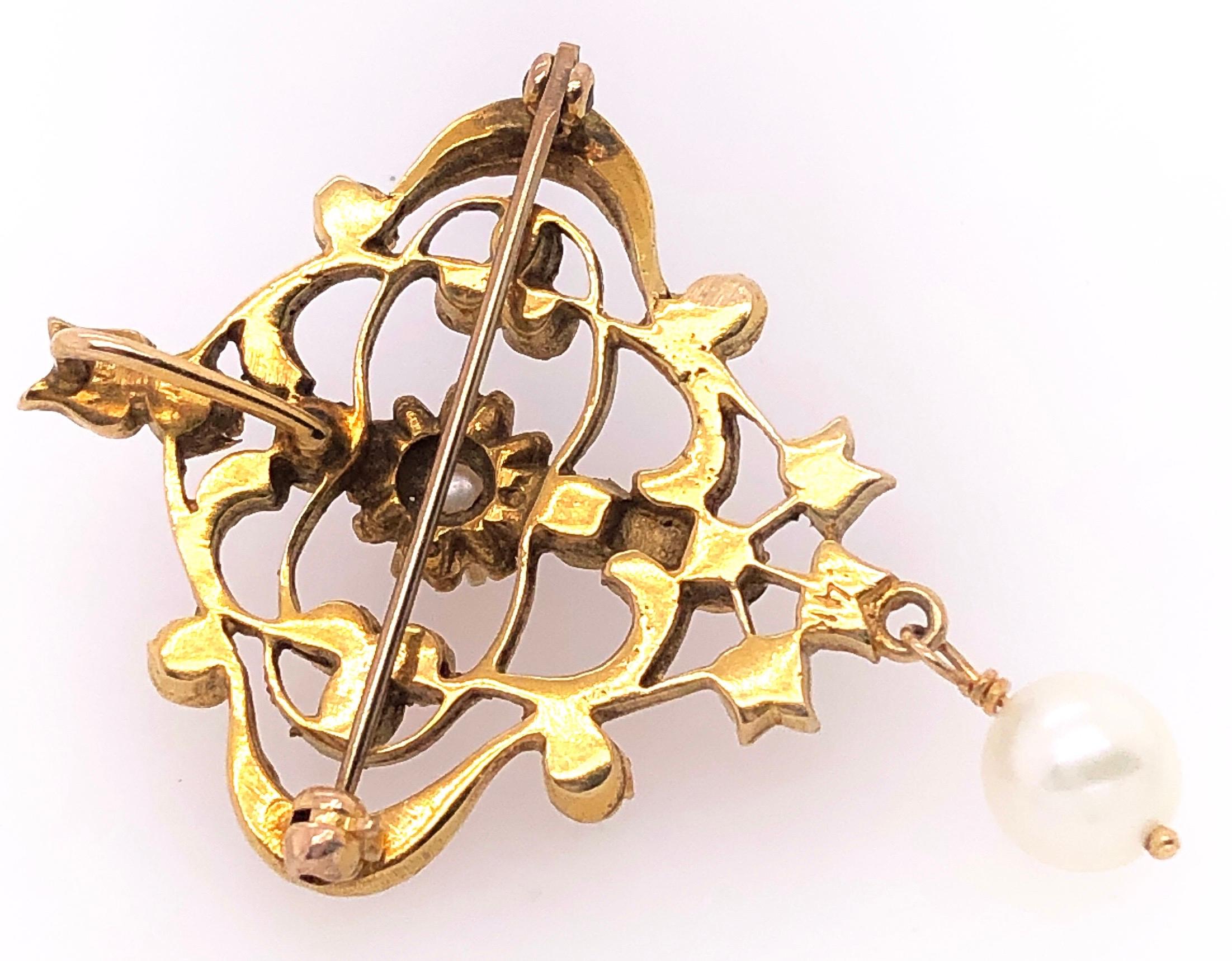 Taille ronde Broche en or jaune 14 carats et perles avec perle pendante en vente