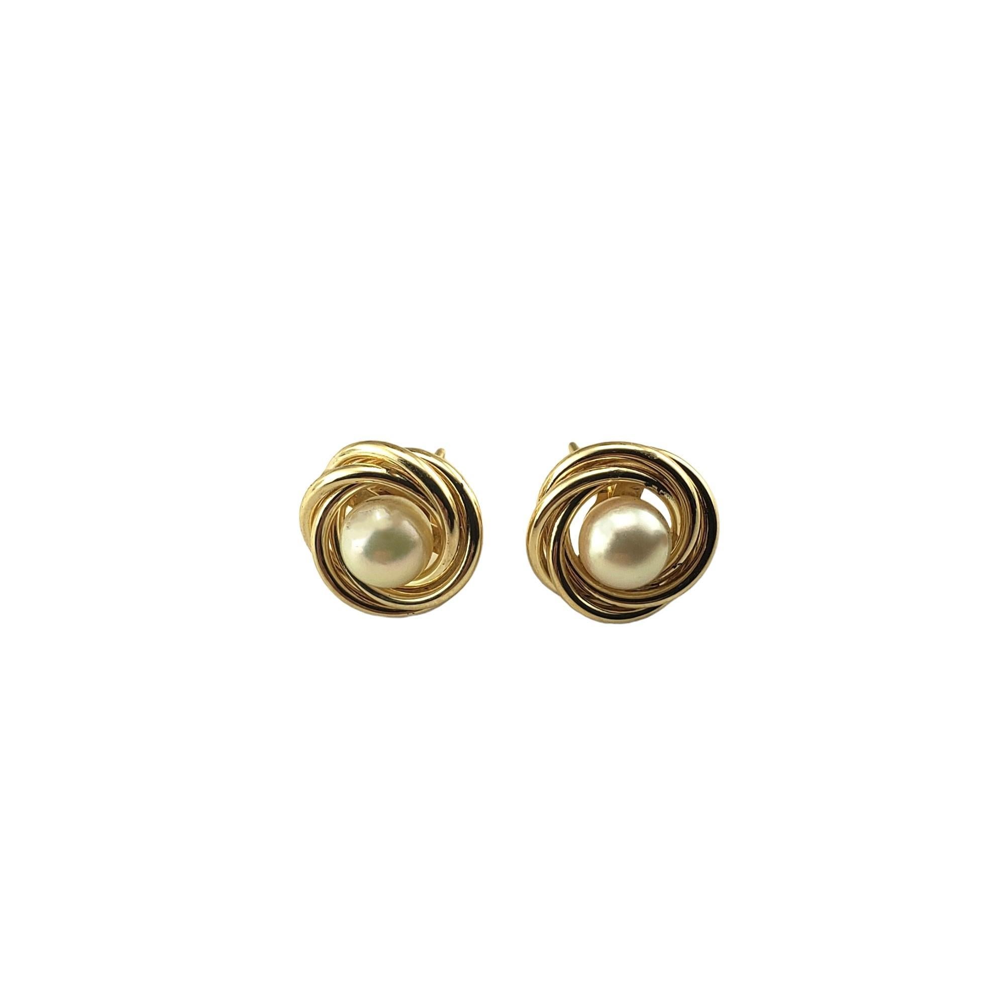 Vintage 14 Karat Yellow Gold and Pearl Earrings-

These elegant earrings each feature one round pearl (6 mm) set in classic 14K yellow gold.  Push back closures.

Size: 12.5 mm 

Stamped: 14K

Weight: 2.4 gr./ 1.5 dwt.

Very good condition,