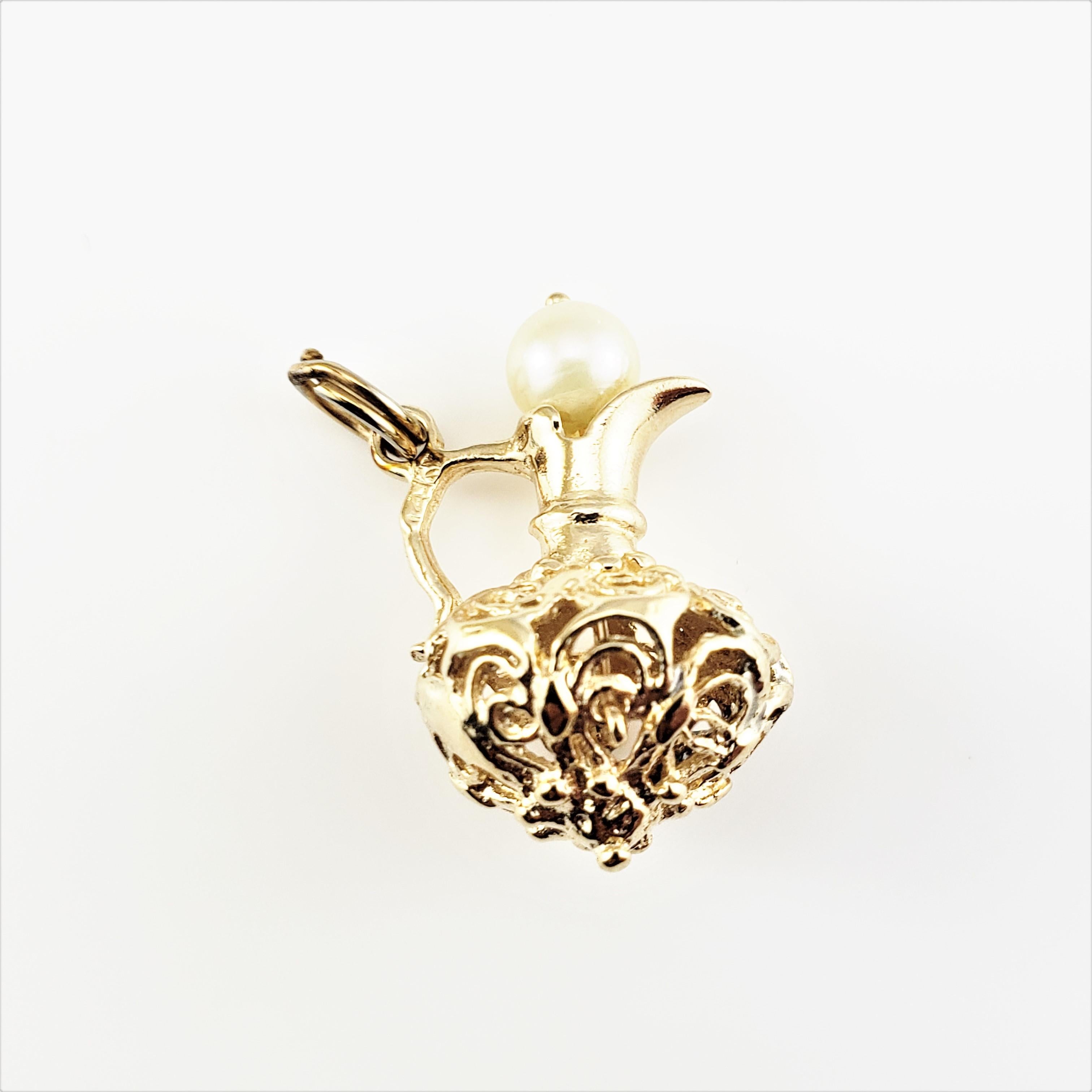 14 Karat Yellow Gold and Pearl Pitcher Charm-

This 3D charm features a beautifully detailed pitcher accented with one round pearl (5 mm).  Crafted in classic 14K yellow gold.

*Chain not included

Size:  23 mm x  13 mm

Weight:  2.3 dwt. /  3.6