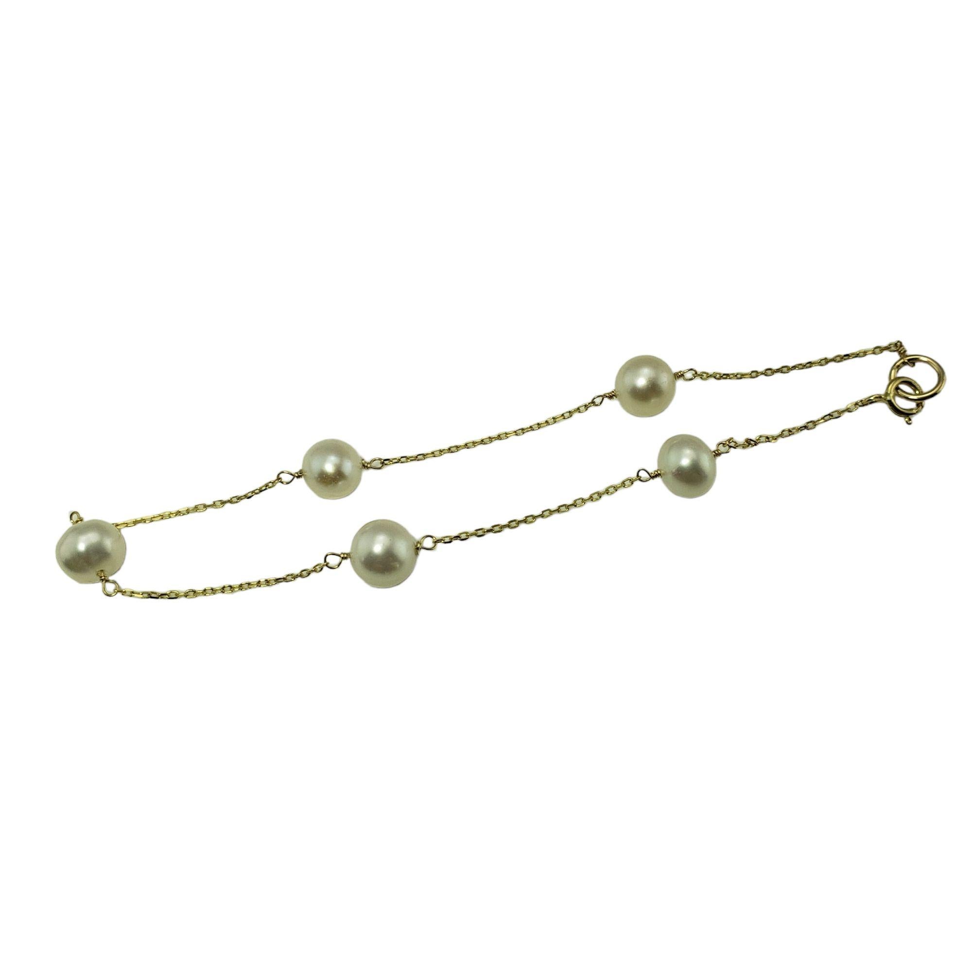 Bracelet vintage en or jaune 14 carats et perles-

Ce charmant bracelet station présente sept perles blanches de 6 mm serties sur une chaîne en câble classique.

Taille : 7 pouces

Poids :  1.3 dwt. /  2,1 gr.

Estampillé : 585

Très bon état,