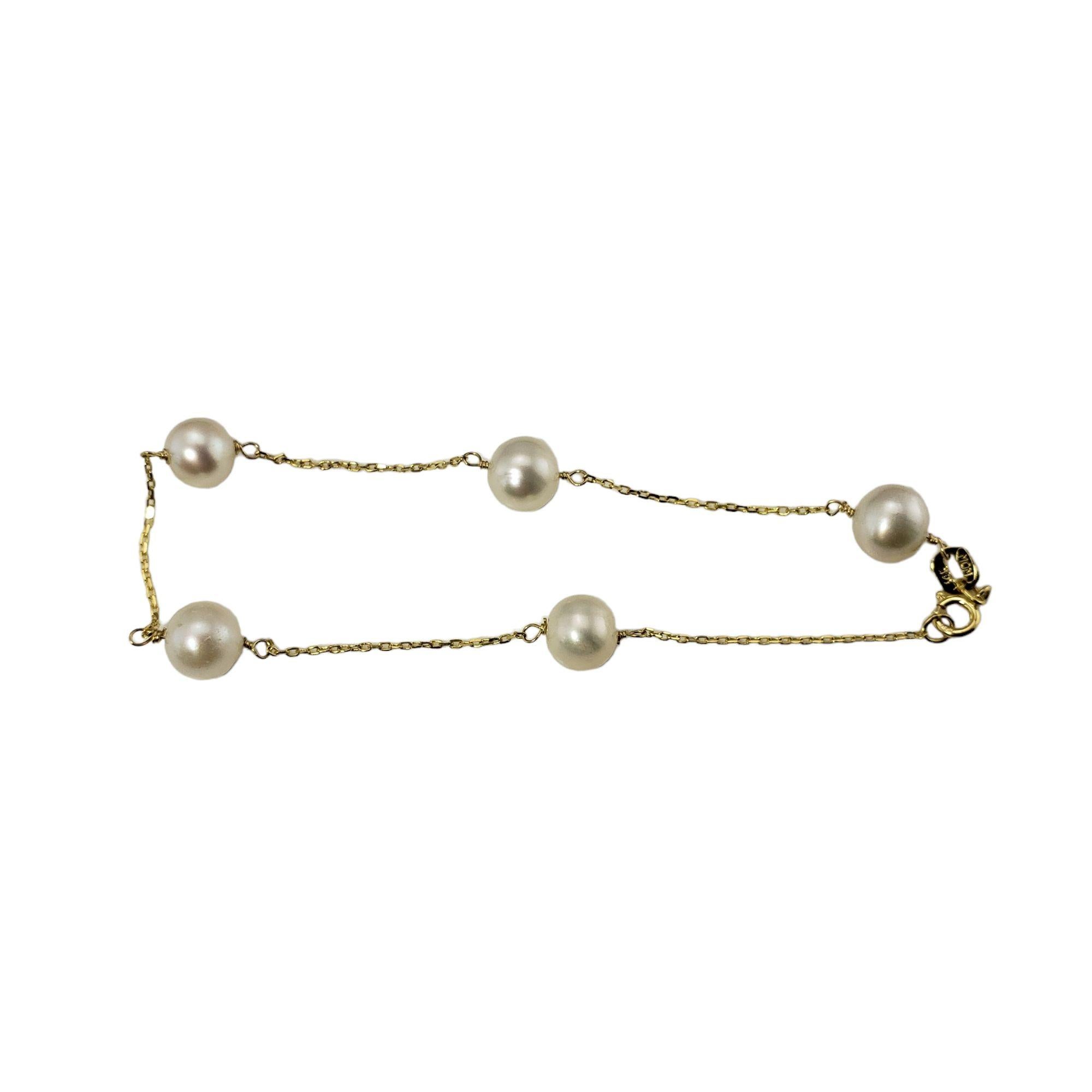 This lovely bracelet features five round pearls (6 mm each) set on a classic cable chain.

Size: 6.5 inches

Weight:  1.3 dwt. /  2.1 gr.

Stamped: 14K

Very good condition, professionally polished.

Will come packaged in a gift box or pouch (when