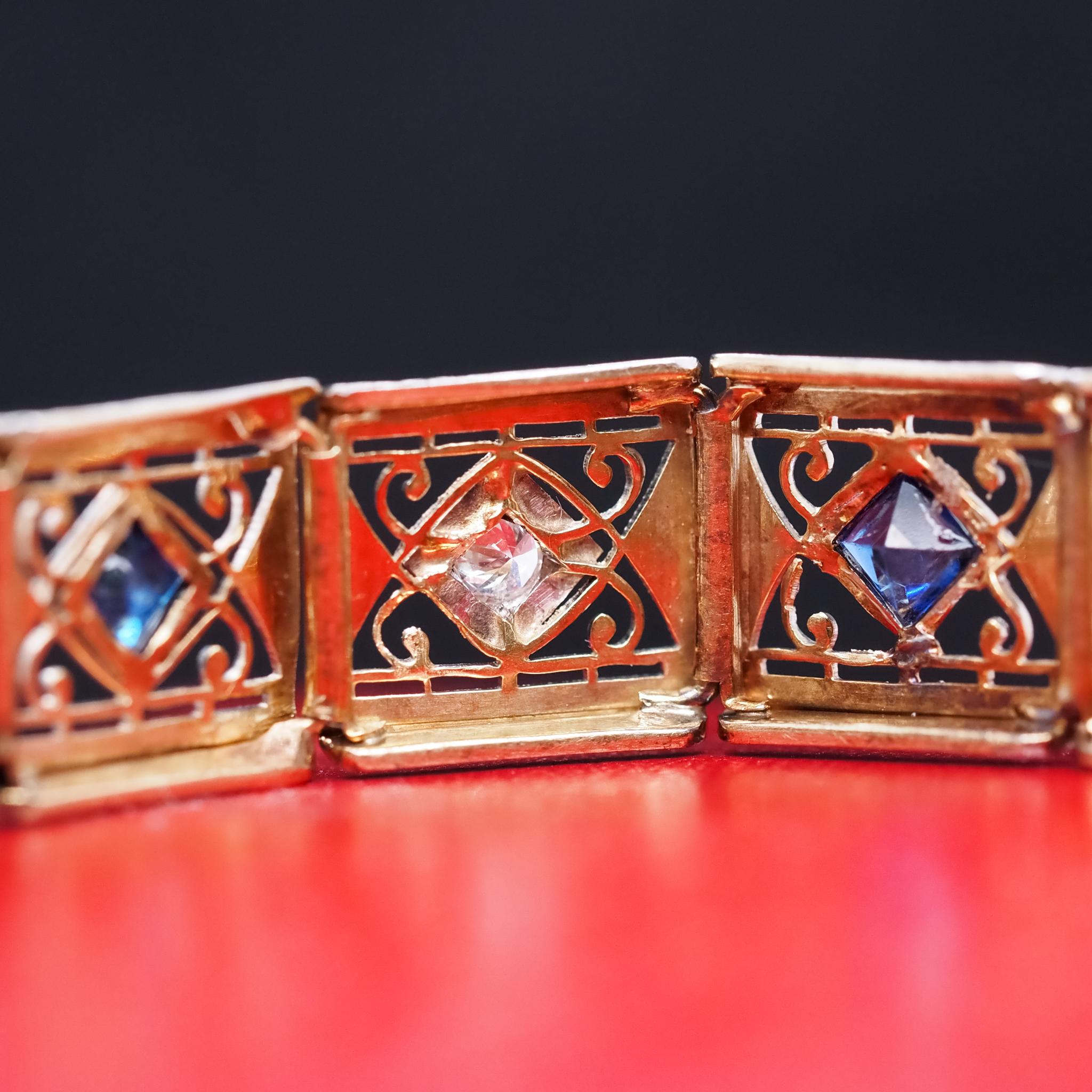 Verziertes Armband aus 14 Karat Gelbgold und Platin mit Diamanten und Saphiren  (Carréschliff) im Angebot